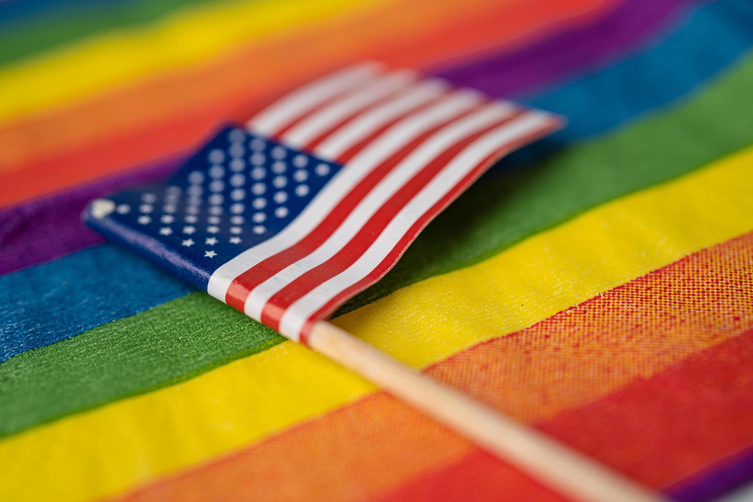 USA-Amerika-Flagge auf Regenbogenhintergrund Symbol des LGBT-Gay-Pride-Monats, die Regenbogenflagge der sozialen Bewegung ist ein Symbol für Lesben, Schwule, Bisexuelle, Transgender, Menschenrechte, Toleranz und Frieden foto