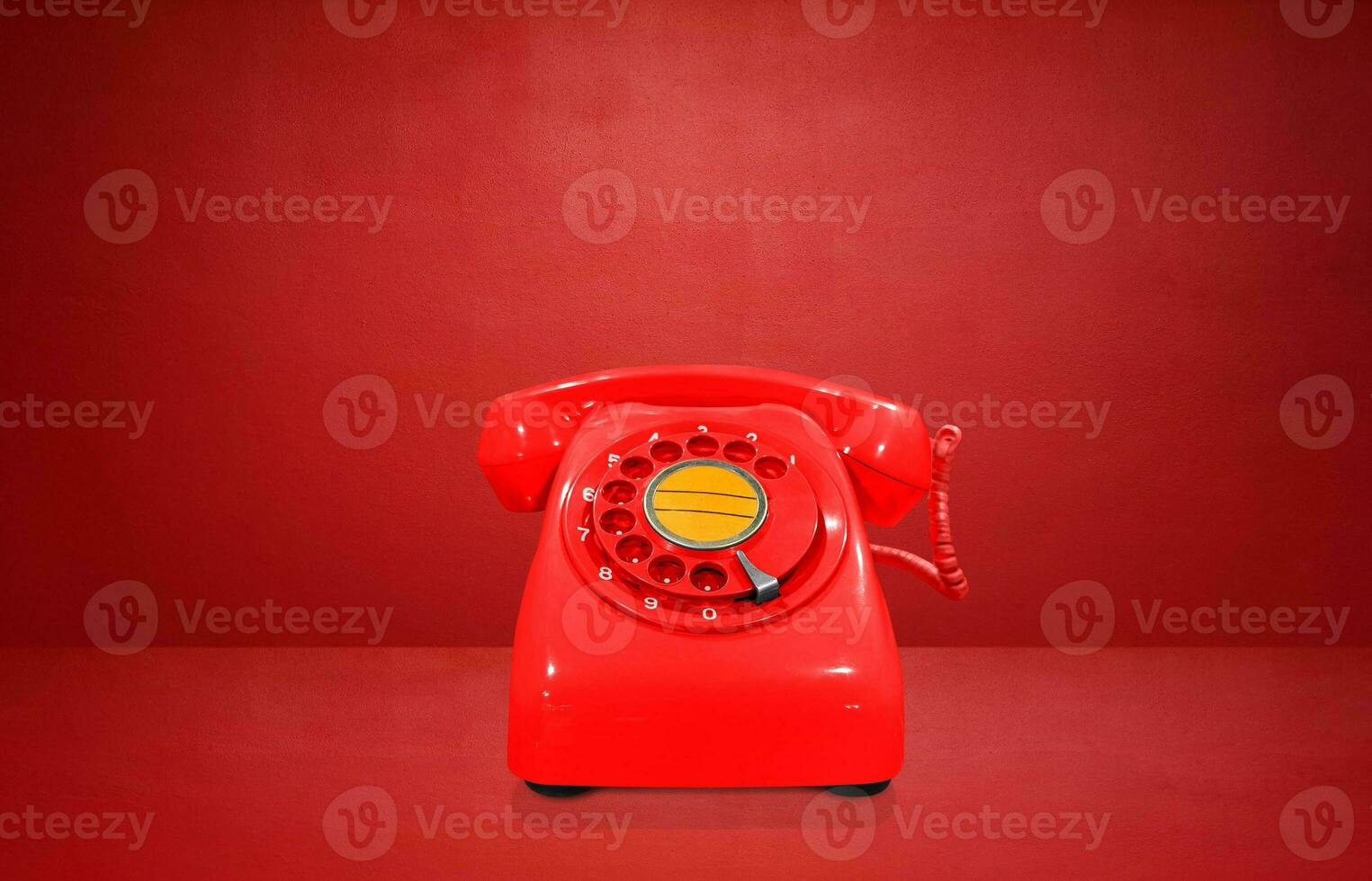 rot Jahrgang Telefon auf rot Hintergrund foto
