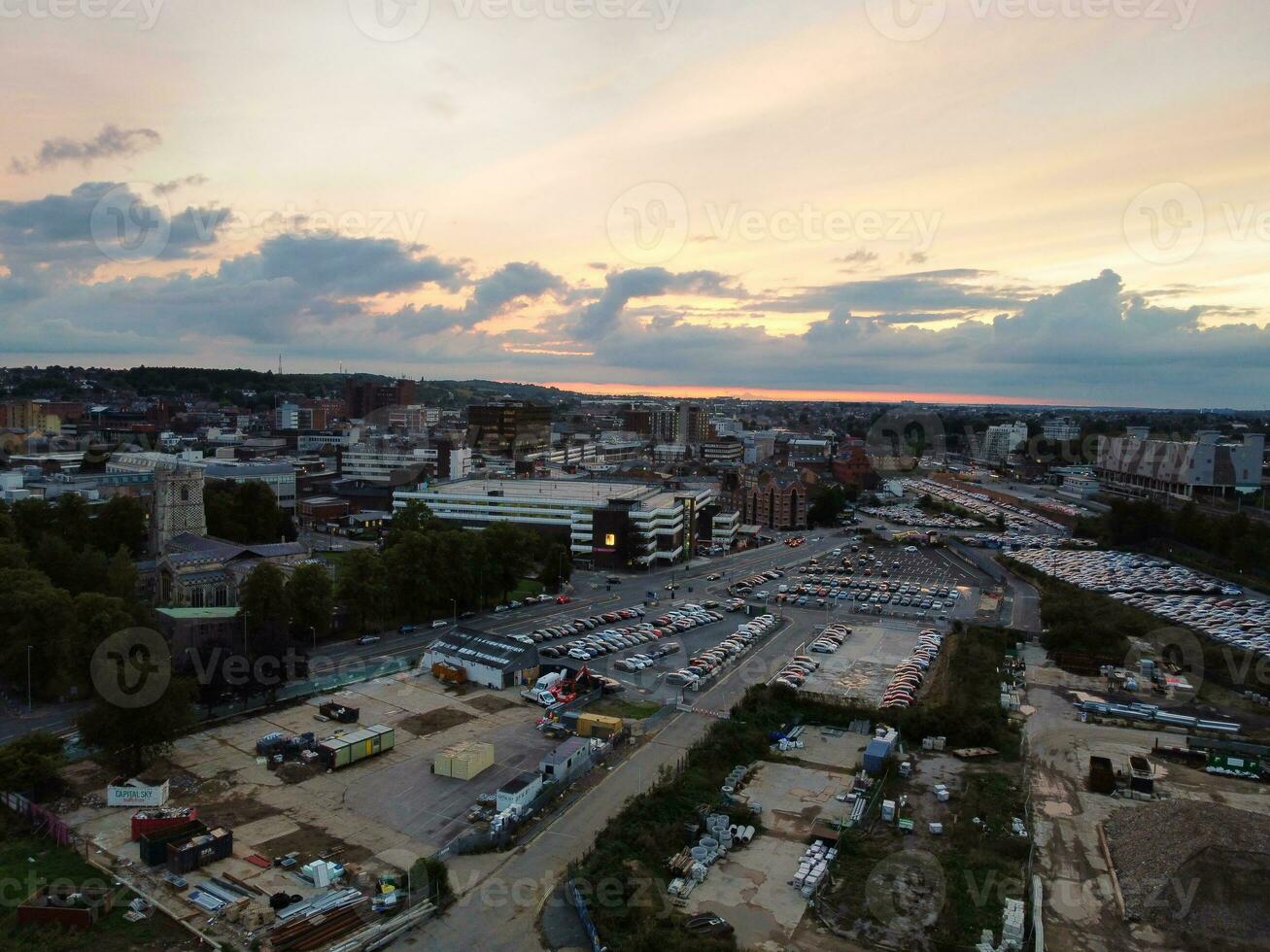 hoch Winkel Aussicht von Süd Osten Innenstadt und zentral Luton Stadt und kommerziell Kreis während Sonnenuntergang. das Bild war gefangen mit Drohnen Kamera auf September 1, 2023 foto