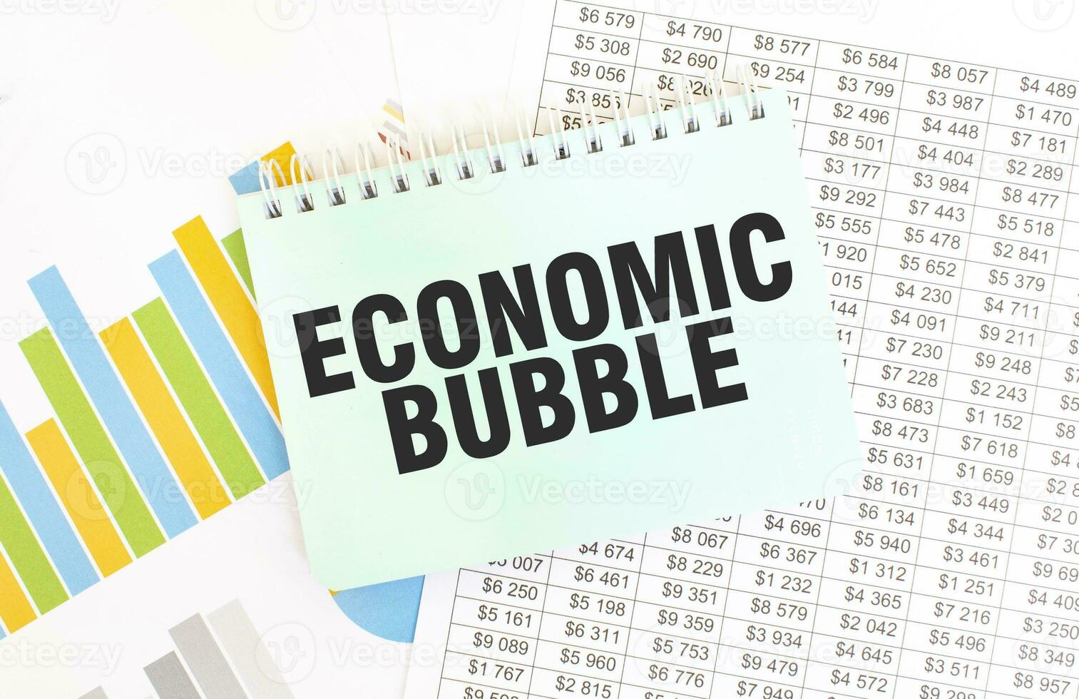Grün Notizblock auf finanziell Dokumentation. wirtschaftlich Blase. Geschäft Konzept foto