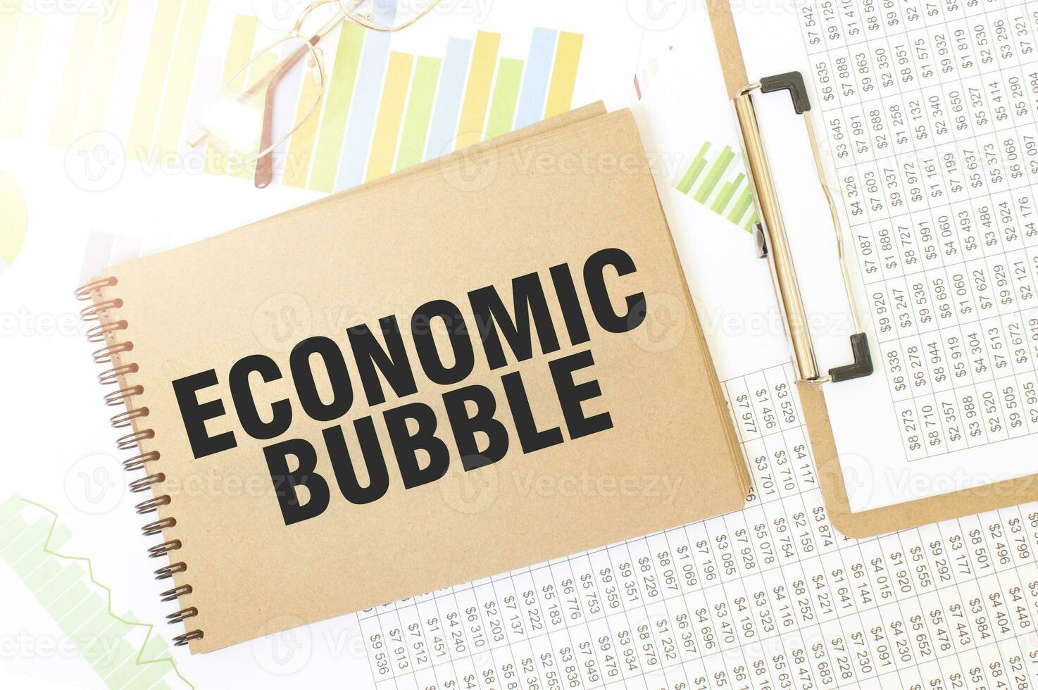 Geschäft oben Graph auf ein Blatt von Kunst Farbe Notizblock mit wirtschaftlich Blase unterzeichnen. Notizblock auf Schreibtisch mit finanziell Dokumentation foto