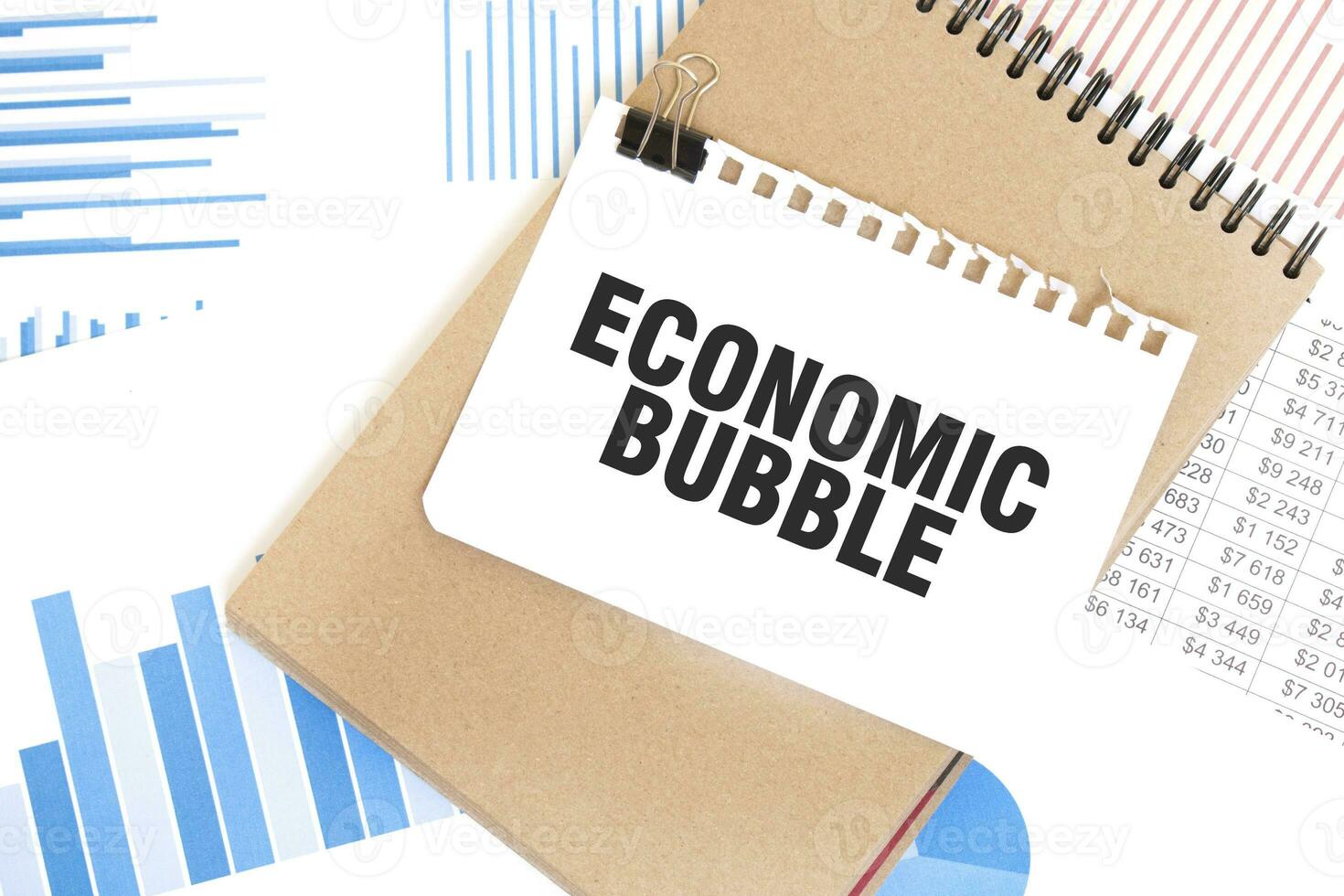 Text wirtschaftlich Blase auf Weiß Papier Blatt und braun Papier Notizblock auf das Tabelle mit Diagramm. Geschäft Konzept foto