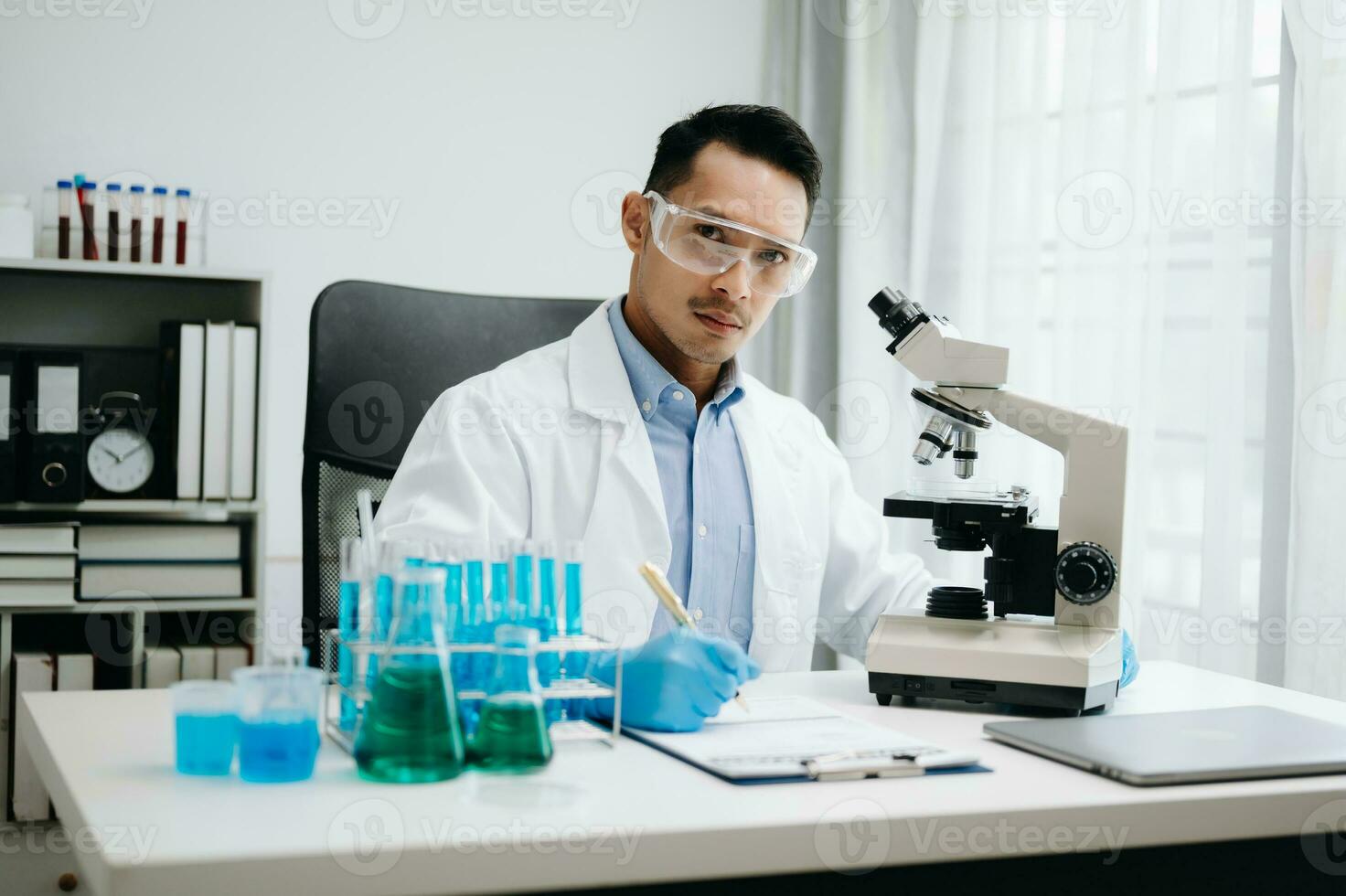 modern medizinisch Forschung Labor. männlich Wissenschaftler Arbeiten mit Mikro Pipetten Analysieren biochemisch Proben, fortgeschritten Wissenschaft chemisch Labor Medizin. foto