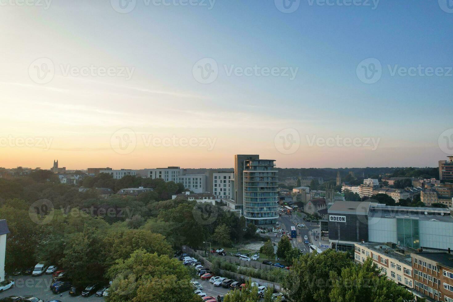 Antenne Aussicht von britisch Tourist Attraktion von Bournemouth Strand und Meer Aussicht Stadt von England großartig Großbritannien Vereinigtes Königreich. Bild gefangen mit Drohnen Kamera auf September 9., 2023 während Sonnenuntergang foto