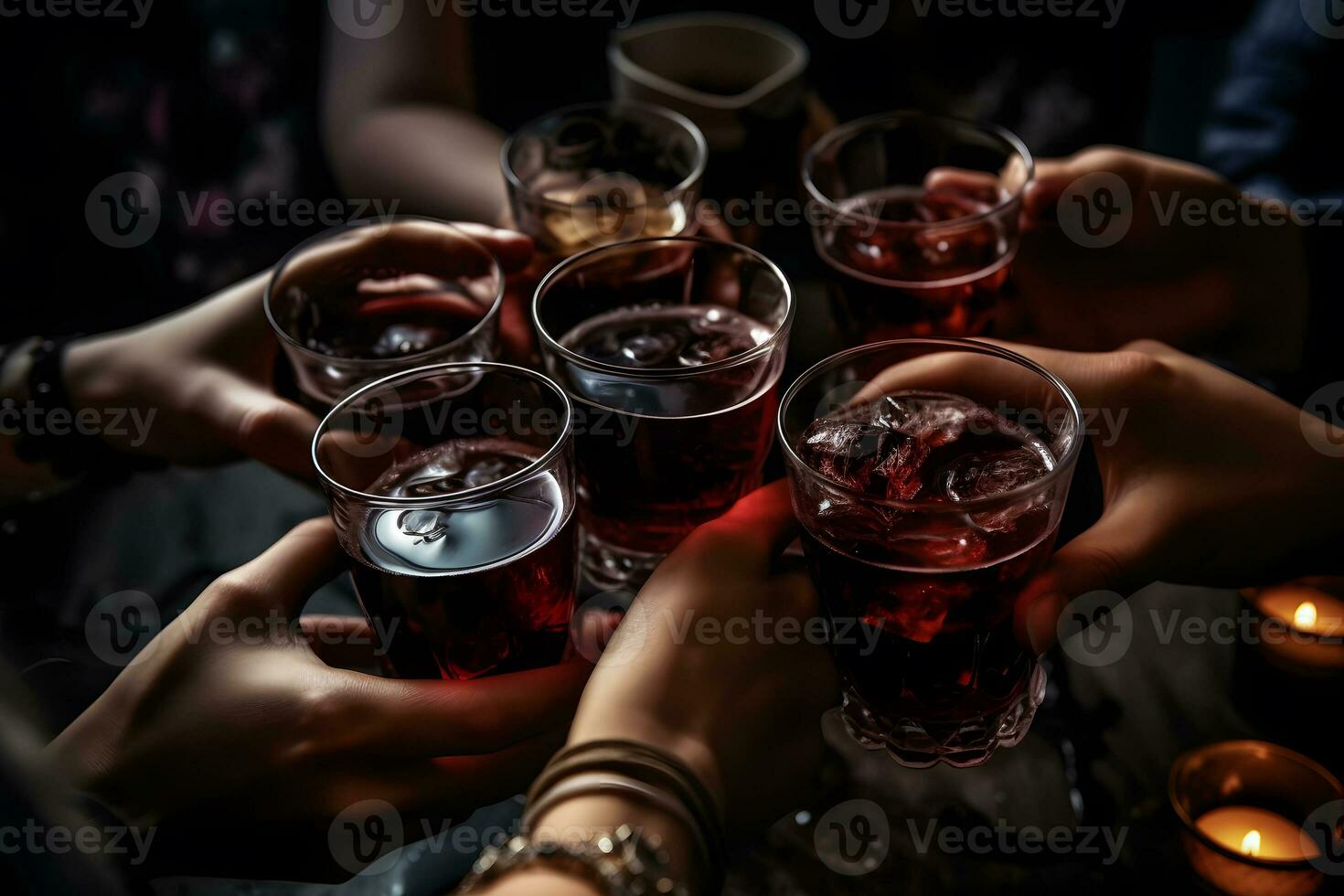 Gruppe von freunde genießen Alkohol Getränke. jung Menschen Hände Jubel beim Bar Restaurant. neural Netzwerk ai generiert foto