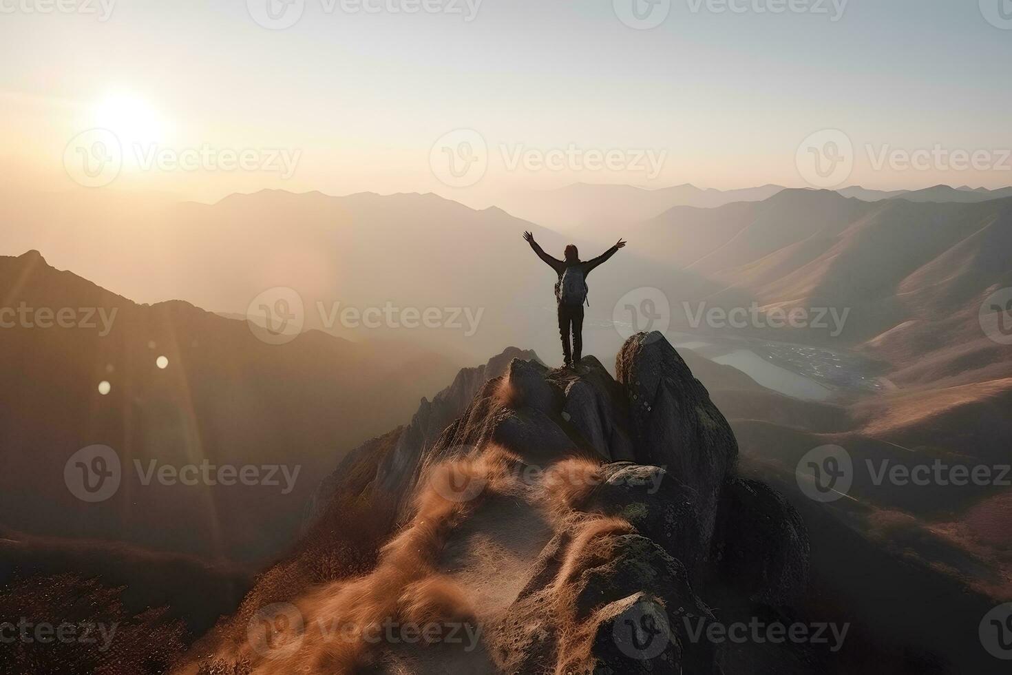 weiblich Wanderer mit Rucksack angehoben ihr Hände feiern erfolgreich steigen zu oben von Berg. neural Netzwerk ai generiert foto