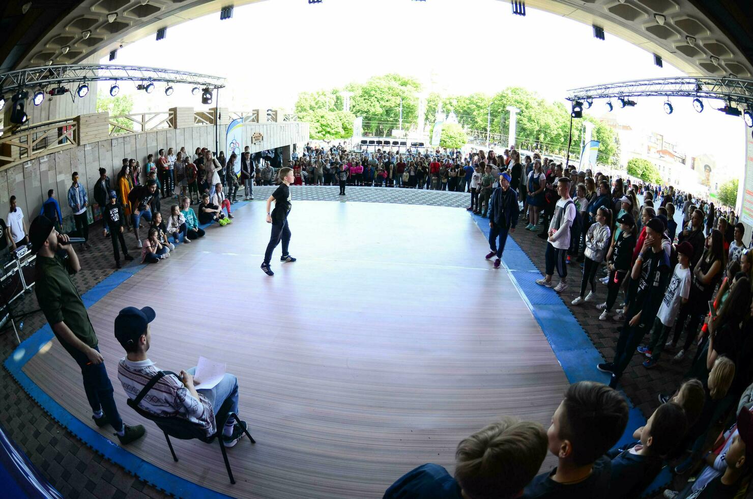 charkiw, ukraine - 27. mai 2018 tanzschlacht auf dem festival der straßenkulturen. Breakdance und Hip-Hop für Kinder und Jugendliche foto