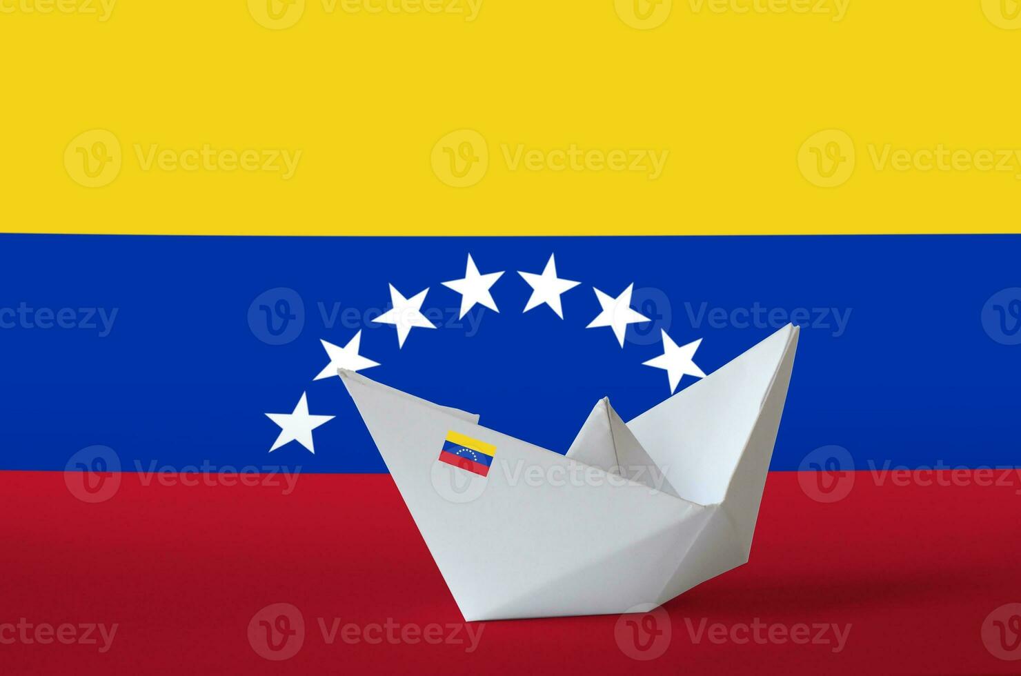 Venezuela Flagge abgebildet auf Papier Origami Schiff Nahaufnahme. handgemacht Kunst Konzept foto