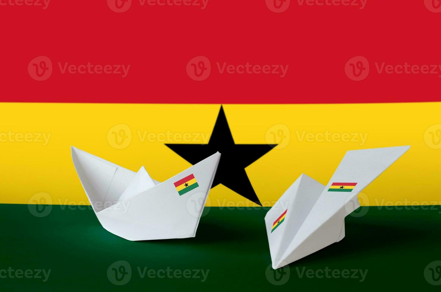 Ghana Flagge abgebildet auf Papier Origami Flugzeug und Boot. handgemacht Kunst Konzept foto