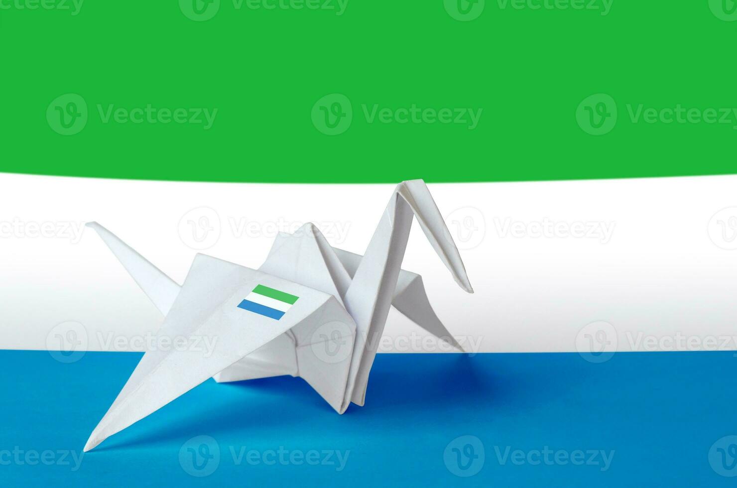 Sierra leone Flagge abgebildet auf Papier Origami Kran Flügel. handgemacht Kunst Konzept foto