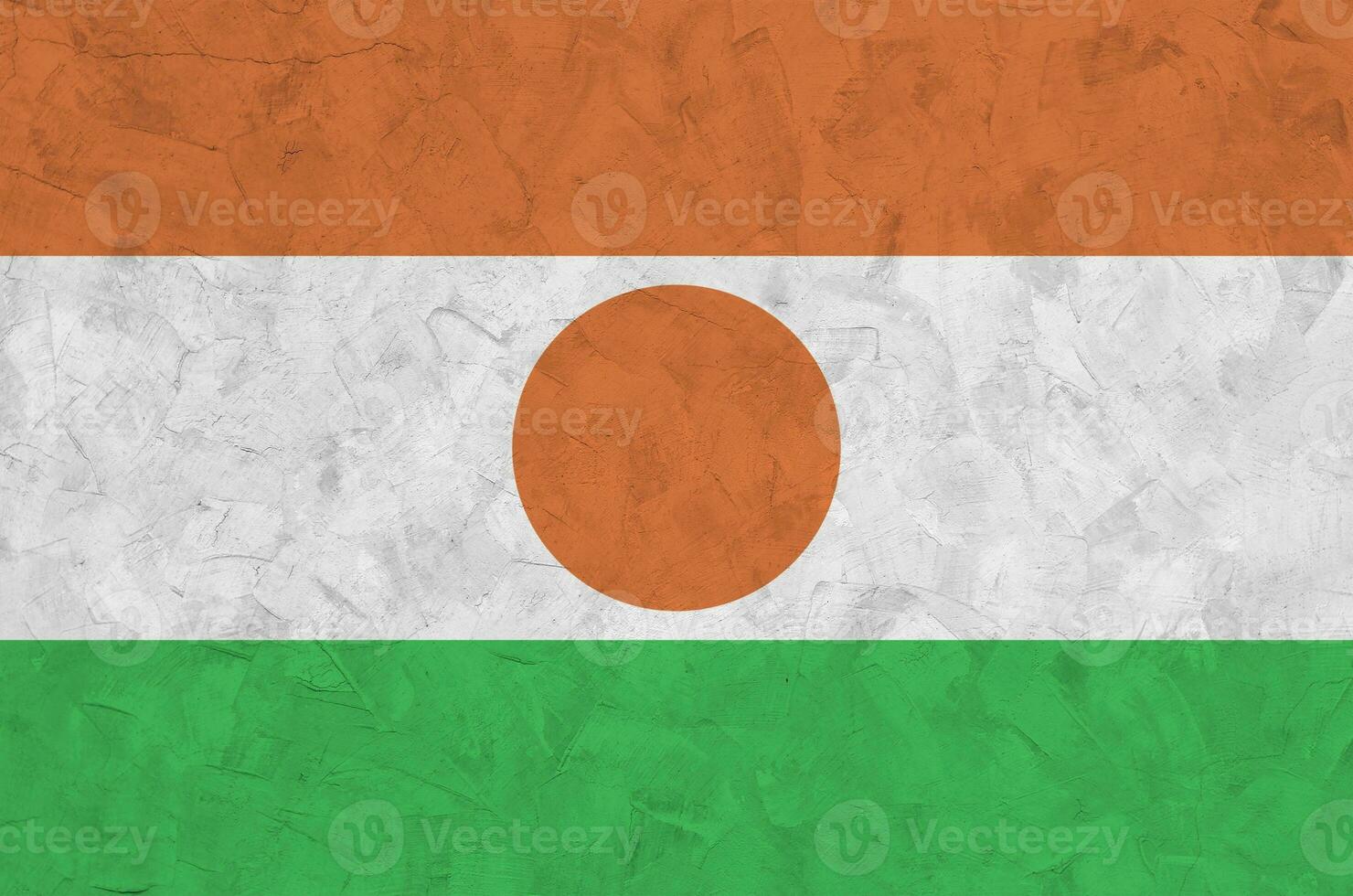 niger-flagge in hellen farben auf alter reliefputzwand dargestellt. strukturierte Fahne auf rauem Hintergrund foto