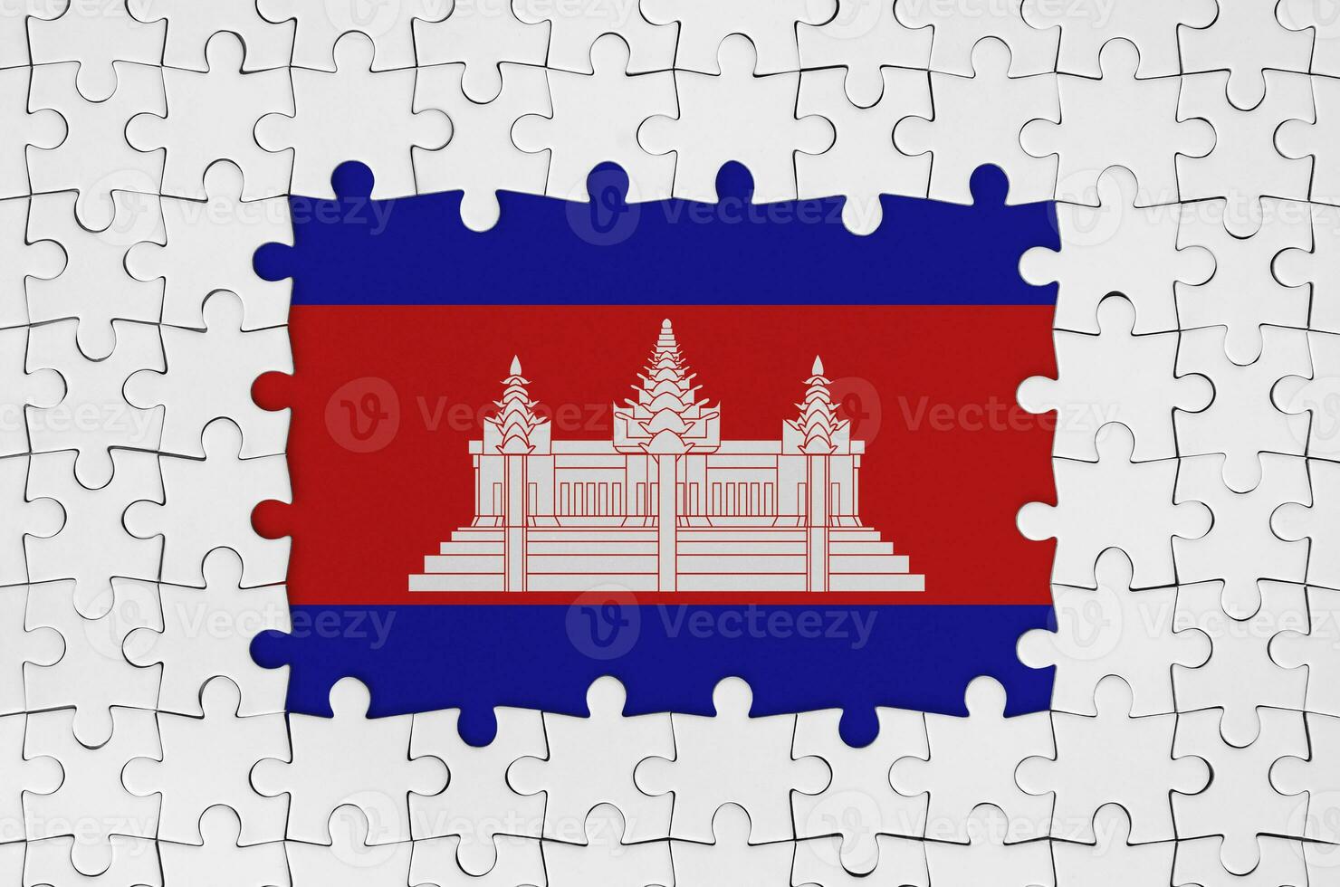 Kambodscha Flagge im Rahmen von Weiß Puzzle Stücke mit fehlt zentral Teil foto