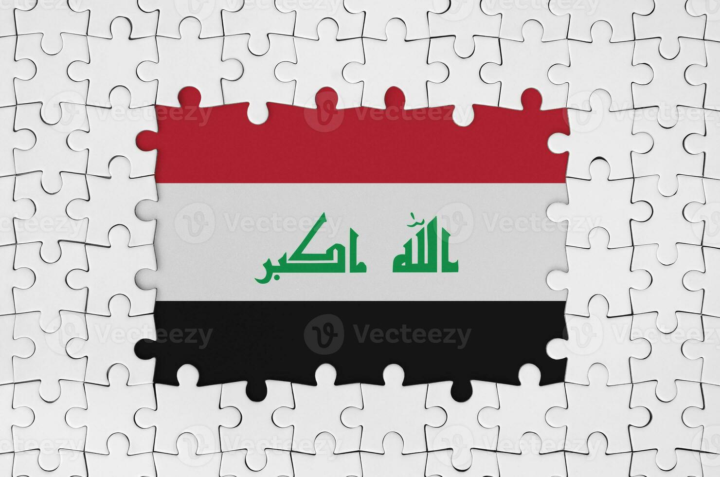 Irak Flagge im Rahmen von Weiß Puzzle Stücke mit fehlt zentral Teil foto