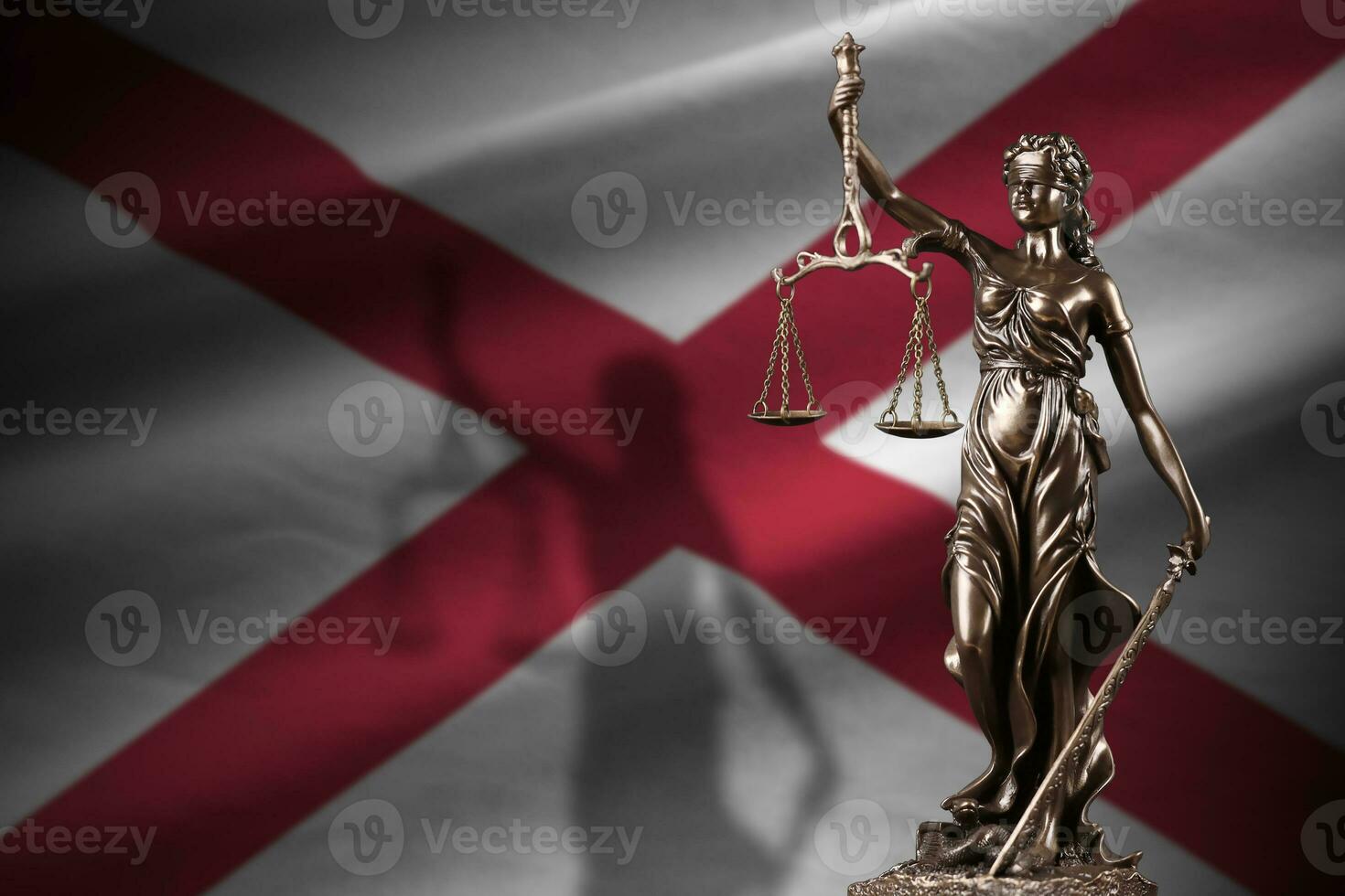Alabama uns Zustand Flagge mit Statue von Dame Gerechtigkeit und Justiz Waage im dunkel Zimmer. Konzept von Beurteilung und Bestrafung foto