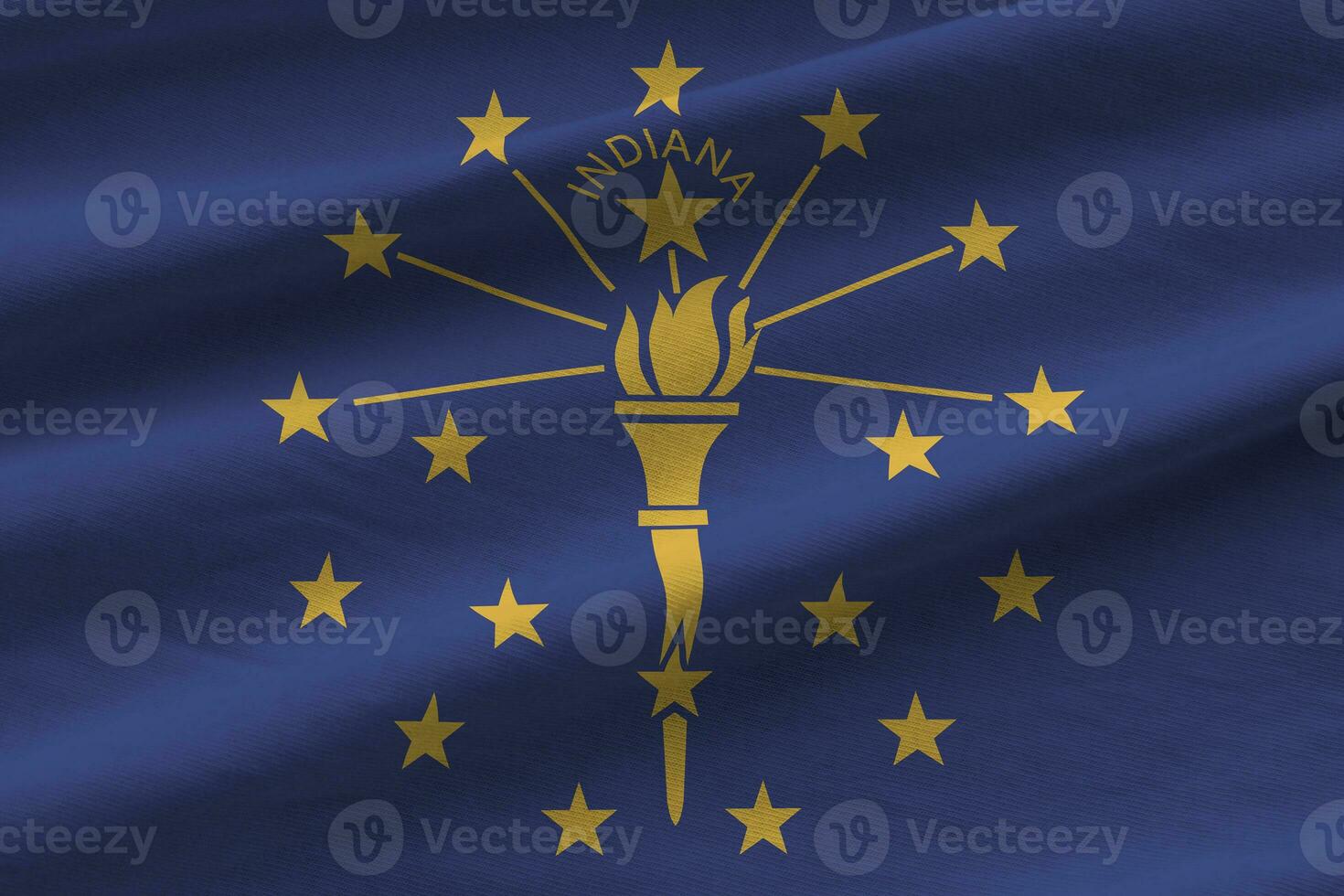 indiana us-staatsflagge mit großen falten, die in der nähe unter dem studiolicht im innenbereich wehen. die offiziellen symbole und farben im banner foto