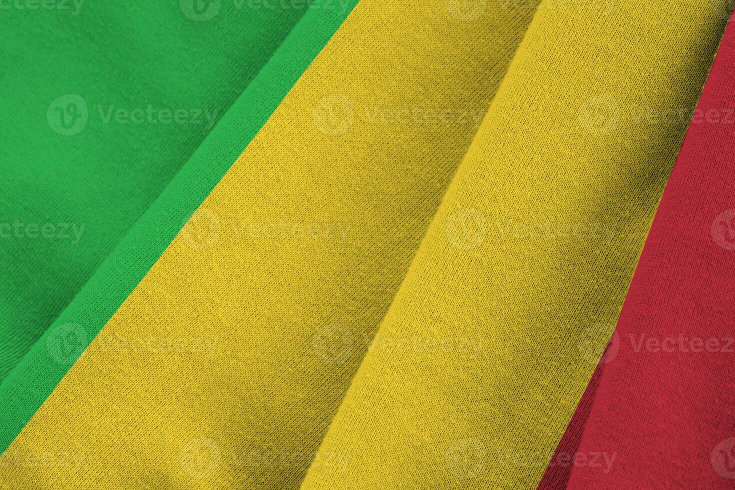 Mali-Flagge mit großen Falten, die im Innenbereich unter dem Studiolicht wehen. die offiziellen symbole und farben im banner foto