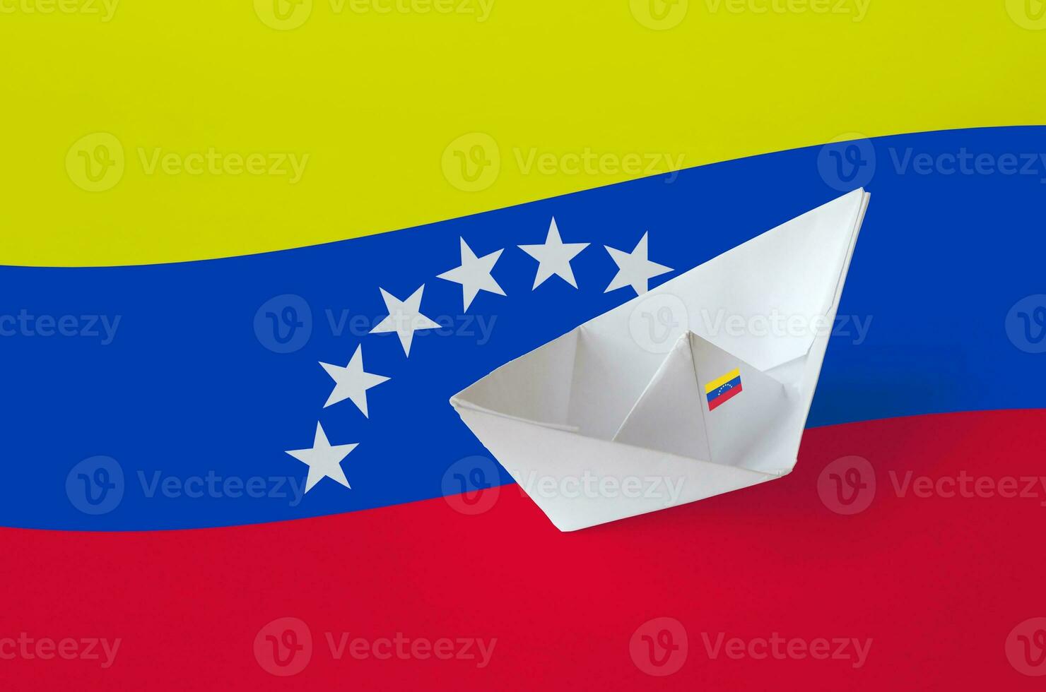 Venezuela Flagge abgebildet auf Papier Origami Schiff Nahaufnahme. handgemacht Kunst Konzept foto