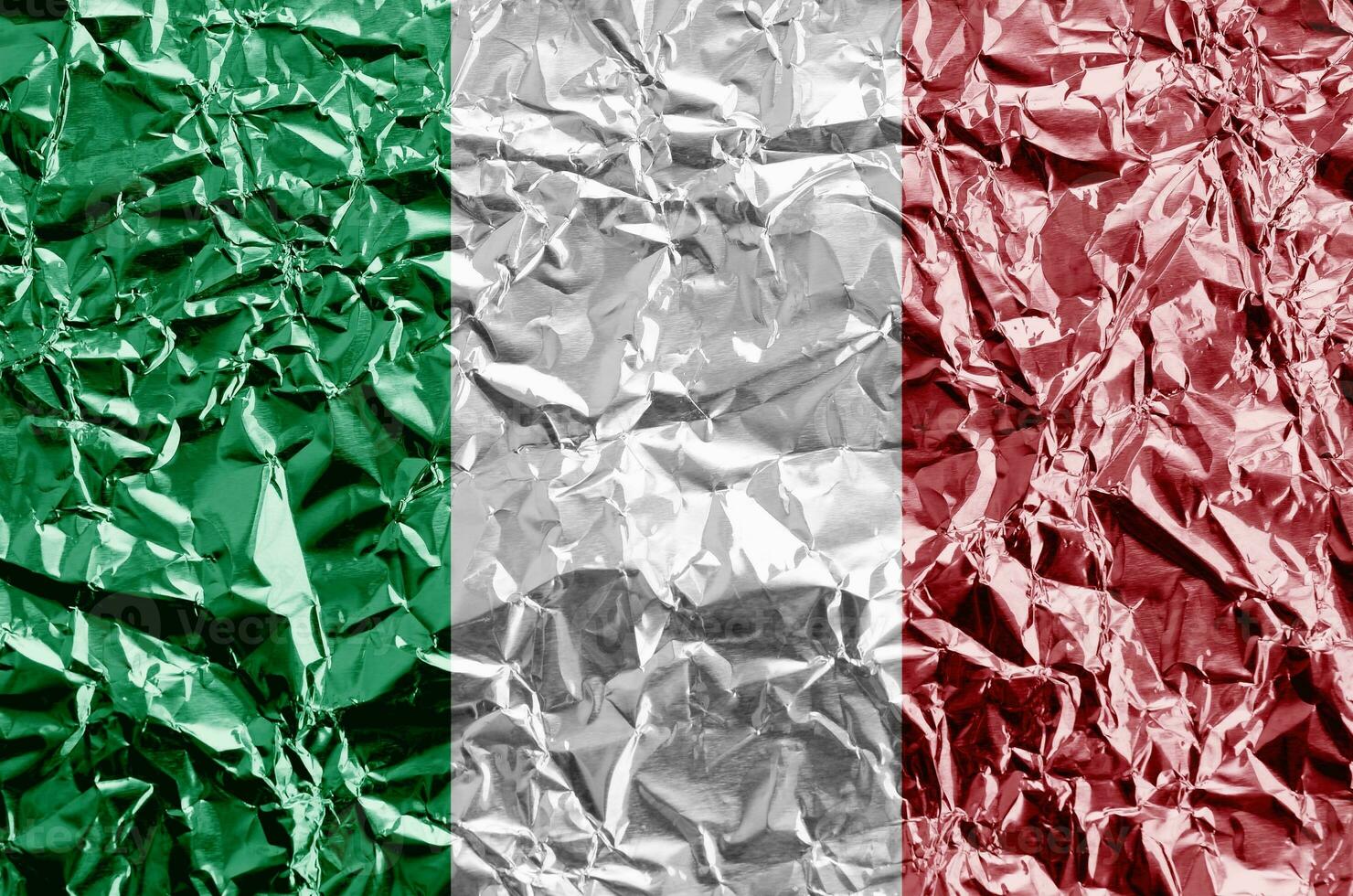 Italien Flagge abgebildet im Farbe Farben auf glänzend zerknittert Aluminium vereiteln Nahaufnahme. texturiert Banner auf Rau Hintergrund foto