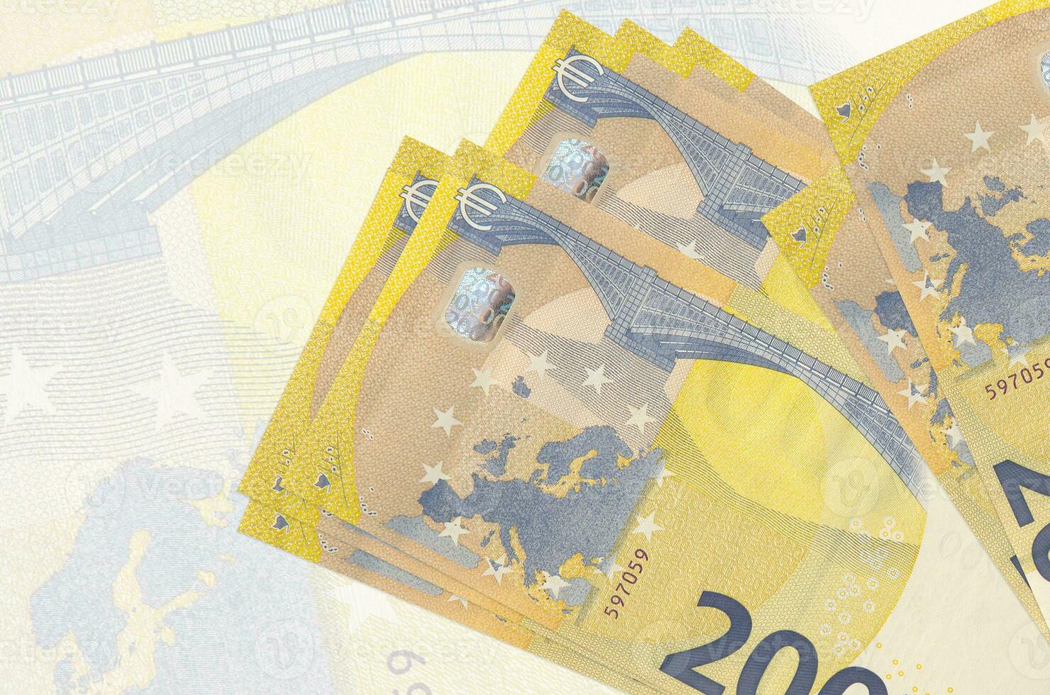 200-Euro-Scheine liegen im Stapel auf dem Hintergrund einer großen halbtransparenten Banknote. abstrakte Darstellung der Landeswährung foto