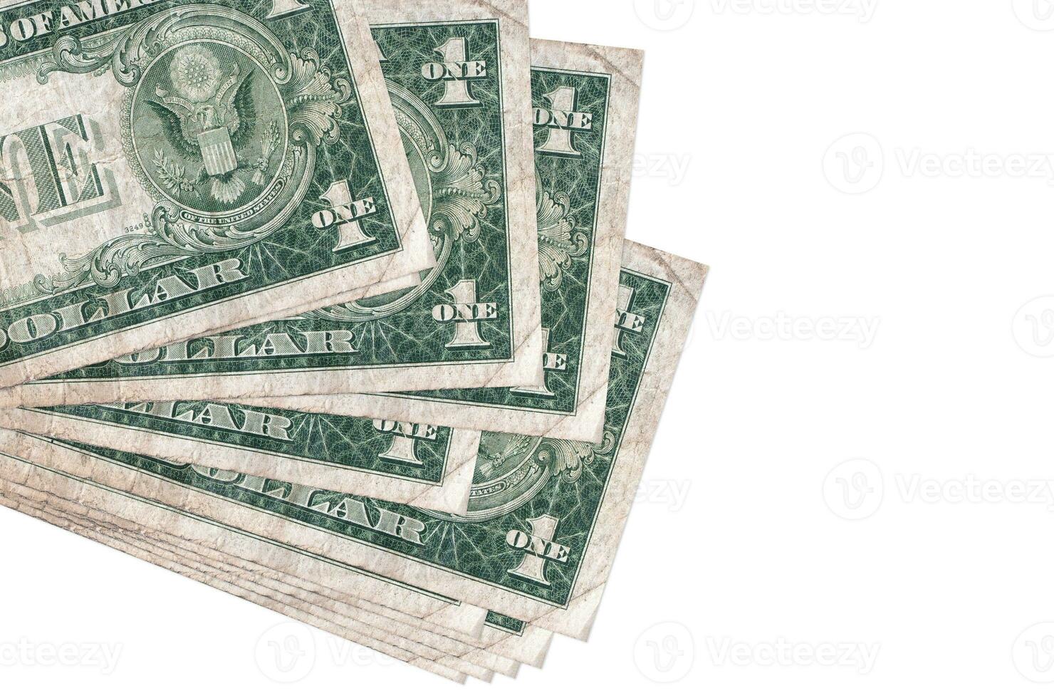 1 us-dollarscheine liegen in kleinen bündeln oder packungen isoliert auf weiß. modell mit kopierraum. Geschäft und Geldwechsel foto