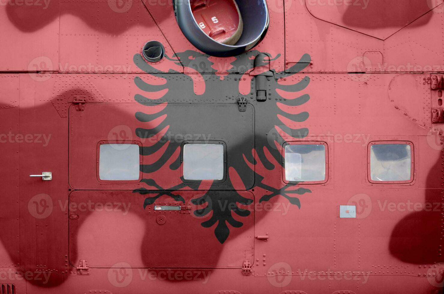 Albanien Flagge abgebildet auf Seite Teil von Militär- gepanzert Hubschrauber Nahaufnahme. Heer Kräfte Flugzeug konzeptionelle Hintergrund foto