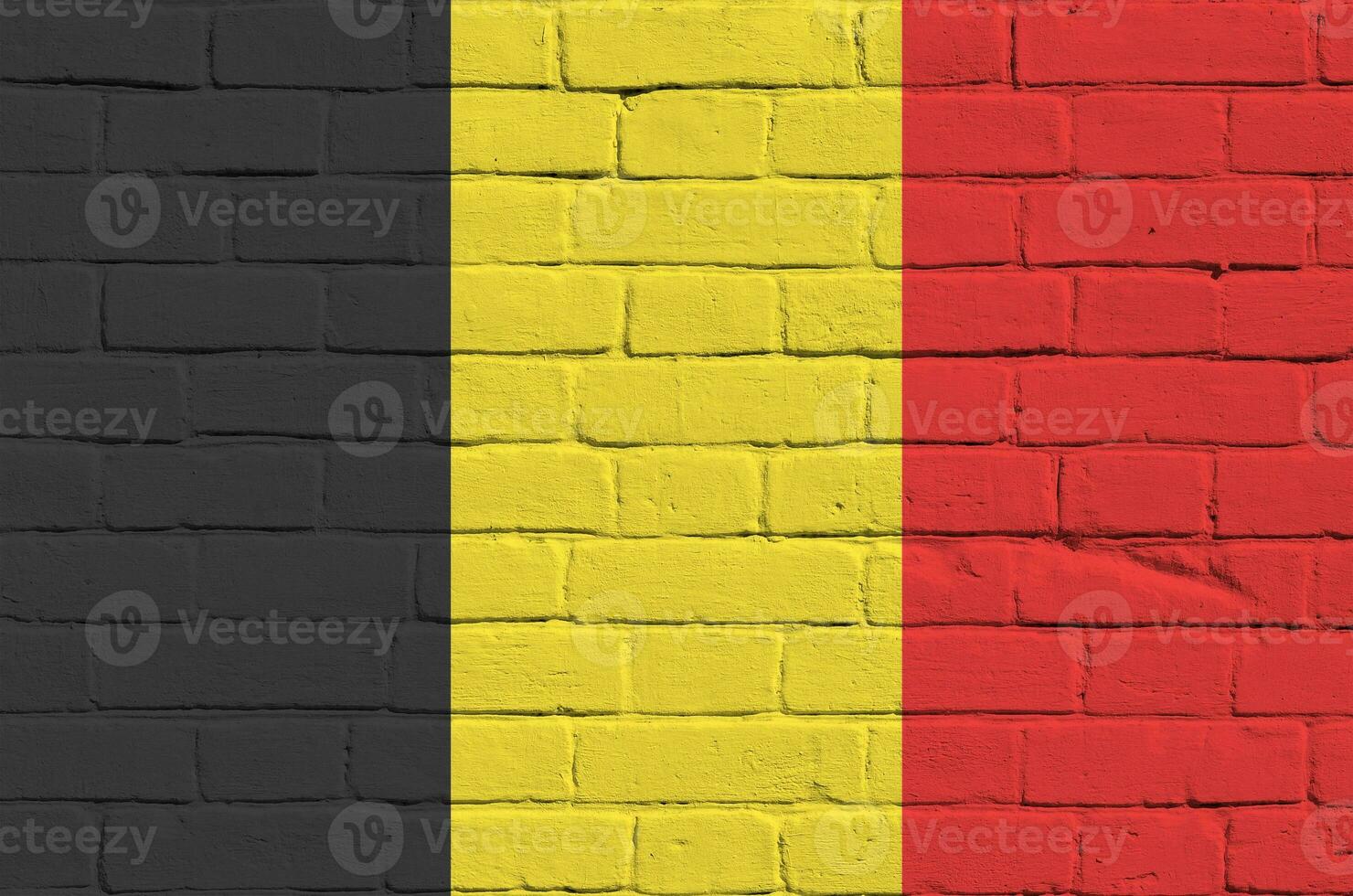 Belgien Flagge abgebildet im Farbe Farben auf alt Backstein Mauer. texturiert Banner auf groß Backstein Mauer Mauerwerk Hintergrund foto