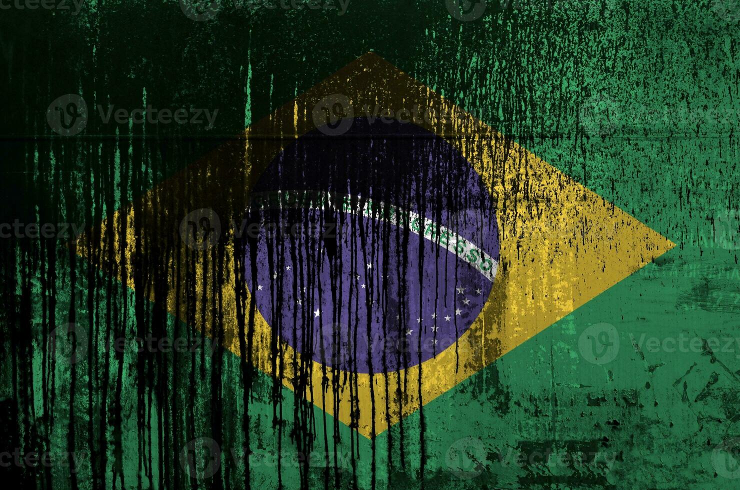 Brasilien Flagge abgebildet im Farbe Farben auf alt und schmutzig Öl Fass Mauer Nahaufnahme. texturiert Banner auf Rau Hintergrund foto