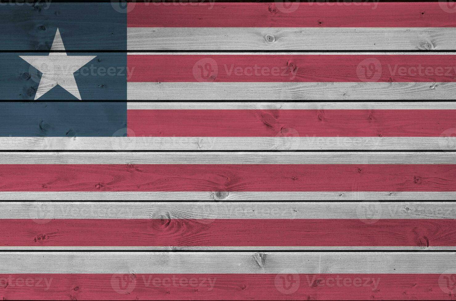 Liberia Flagge abgebildet im hell Farbe Farben auf alt hölzern Mauer. texturiert Banner auf Rau Hintergrund foto