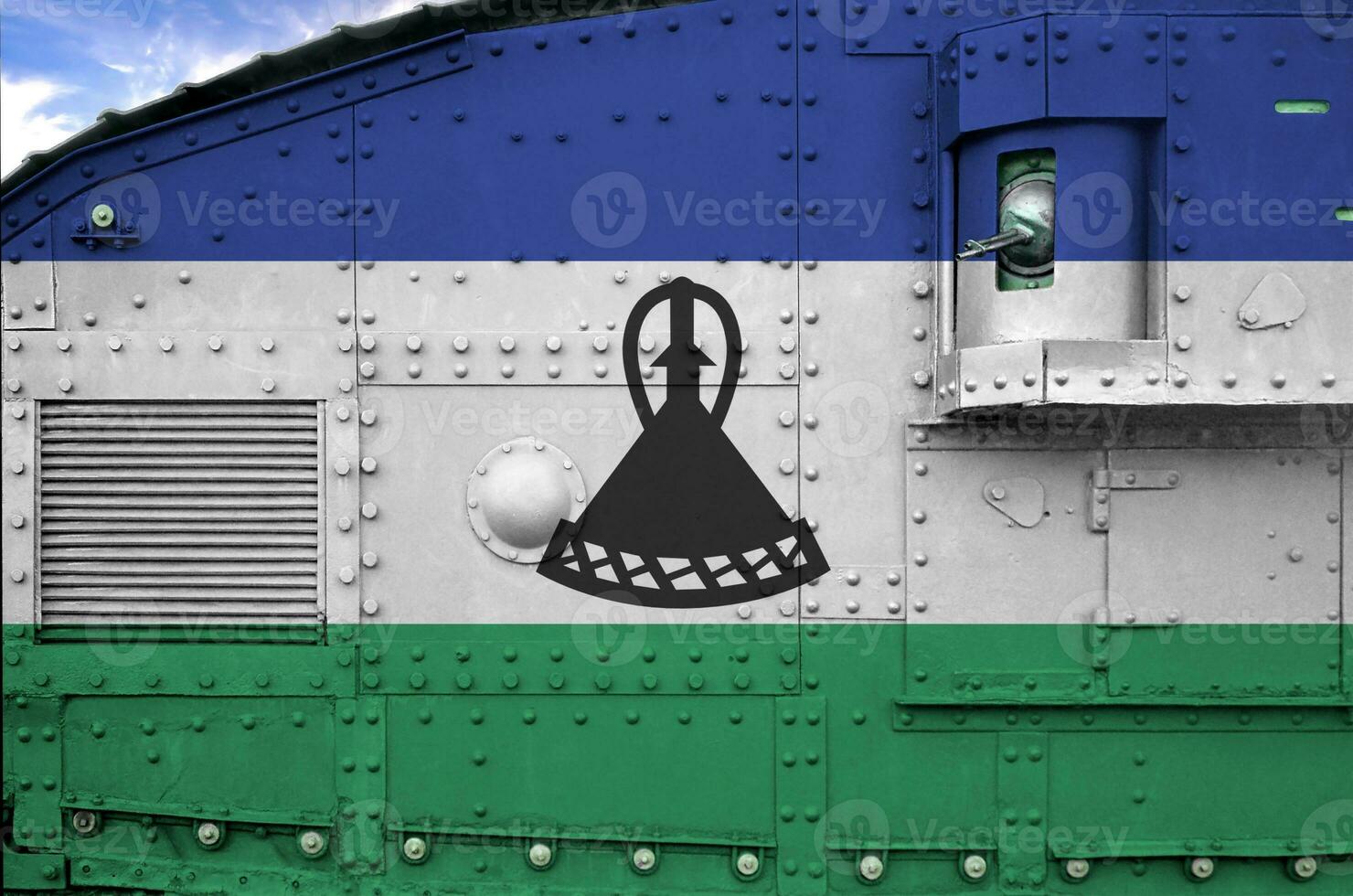 Lesotho Flagge abgebildet auf Seite Teil von Militär- gepanzert Panzer Nahaufnahme. Heer Kräfte konzeptionelle Hintergrund foto