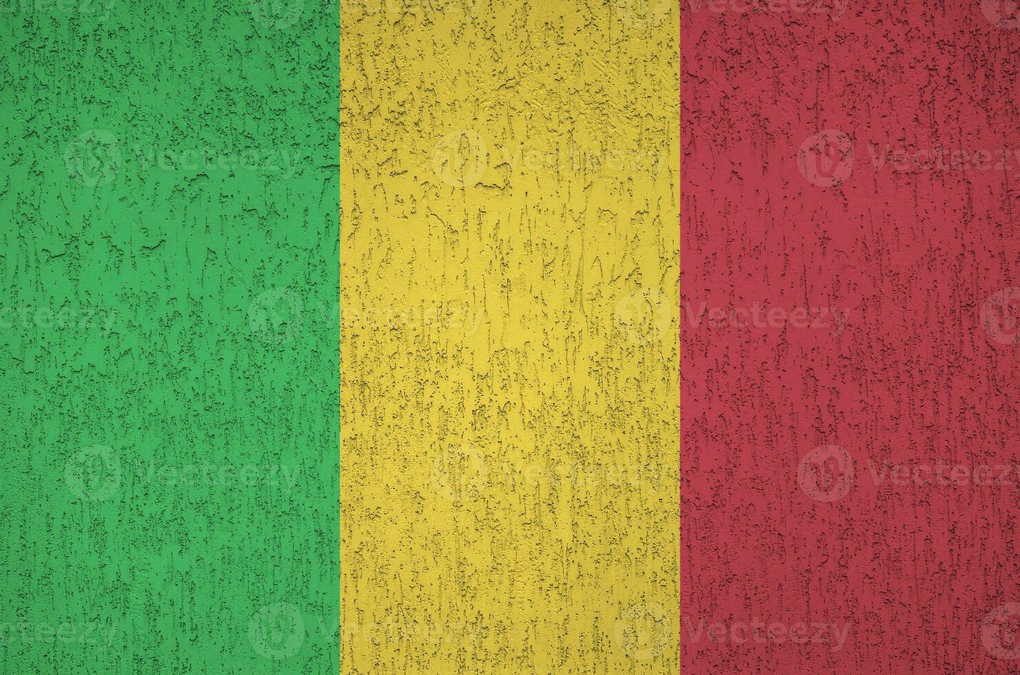 Mali Flagge abgebildet im hell Farbe Farben auf alt Linderung Verputzen Mauer. texturiert Banner auf Rau Hintergrund foto