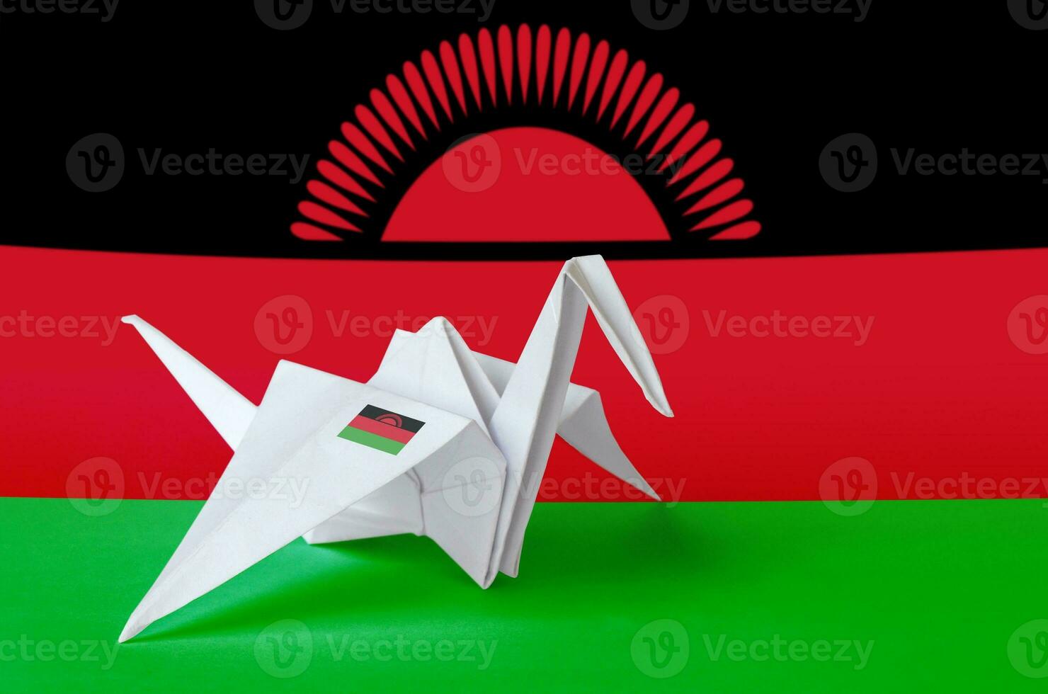 Malawi Flagge abgebildet auf Papier Origami Kran Flügel. handgemacht Kunst Konzept foto