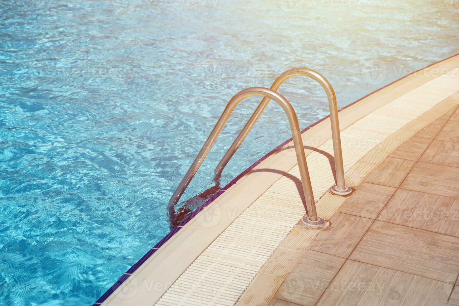 blaues wasser im schwimmbad im freien unter dem glänzenden sonnenlicht foto