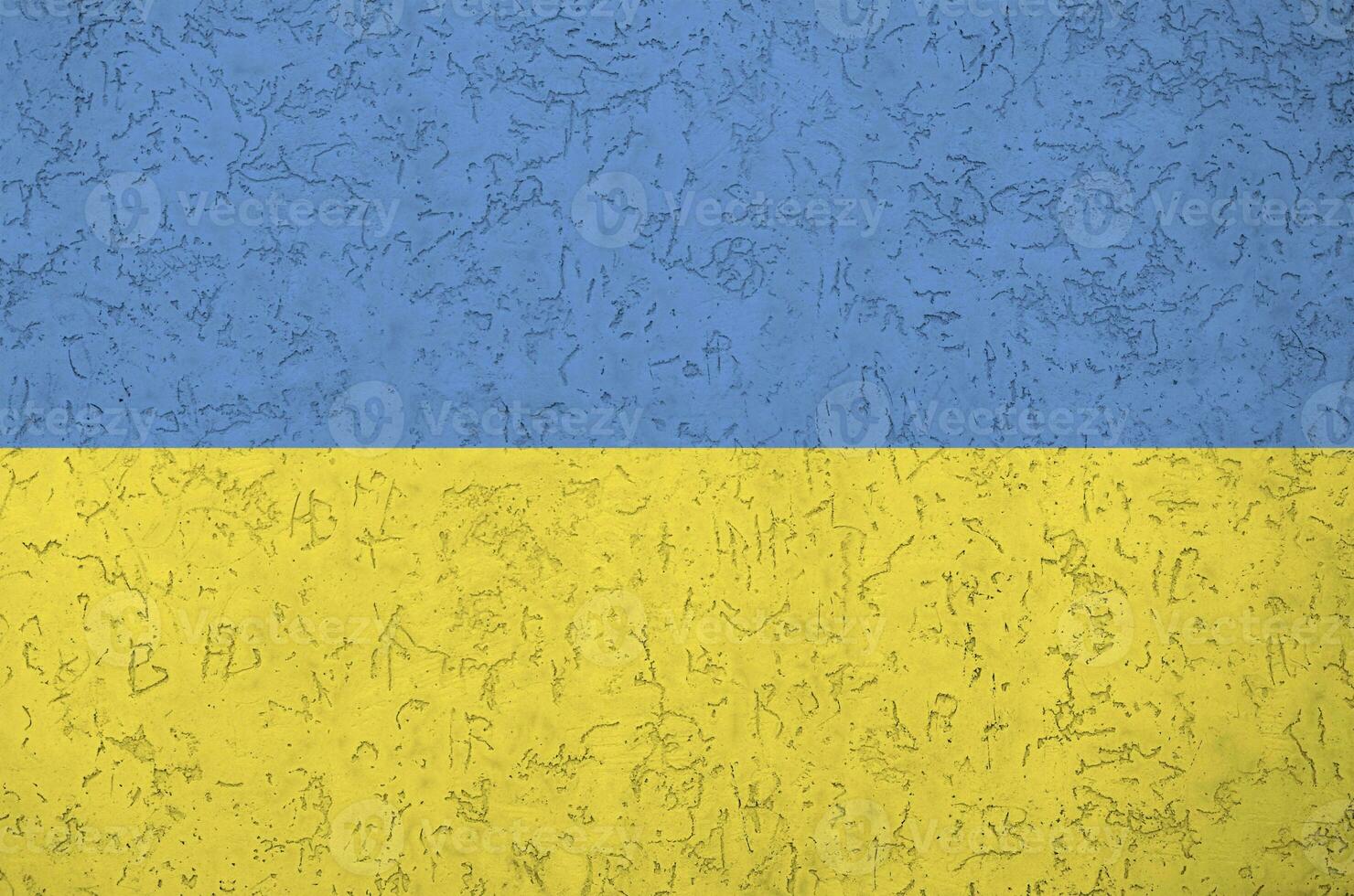 Ukraine Flagge abgebildet im hell Farbe Farben auf alt Linderung Verputzen Mauer. texturiert Banner auf Rau Hintergrund foto