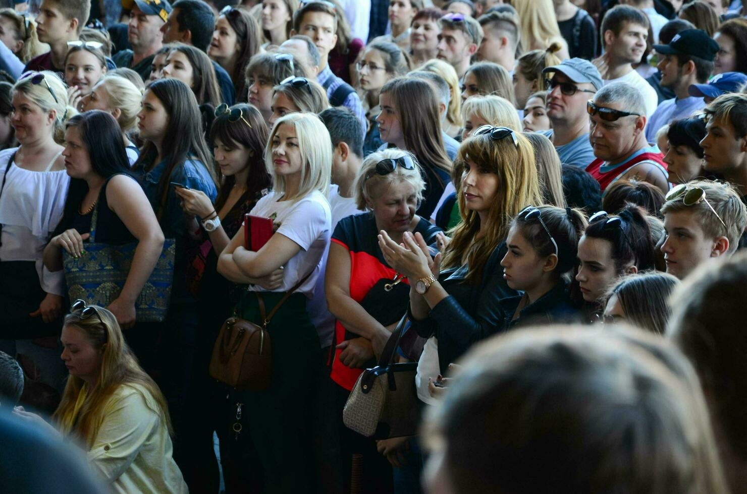 Charkiw, Ukraine - 27. Mai 2018 Menschenmenge als Zuschauer während des jährlichen Festivals der Straßenkulturen foto