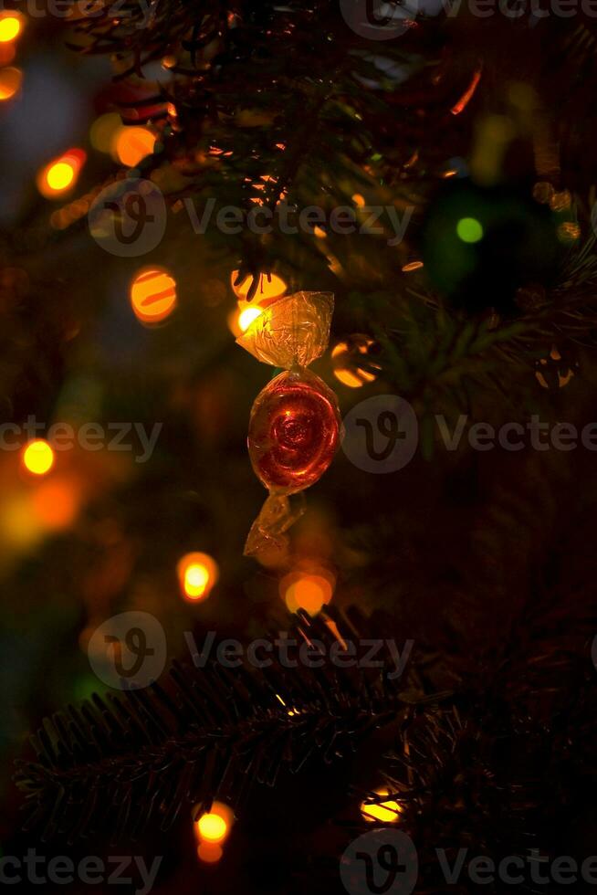 Weihnachtskugel auf Baum foto