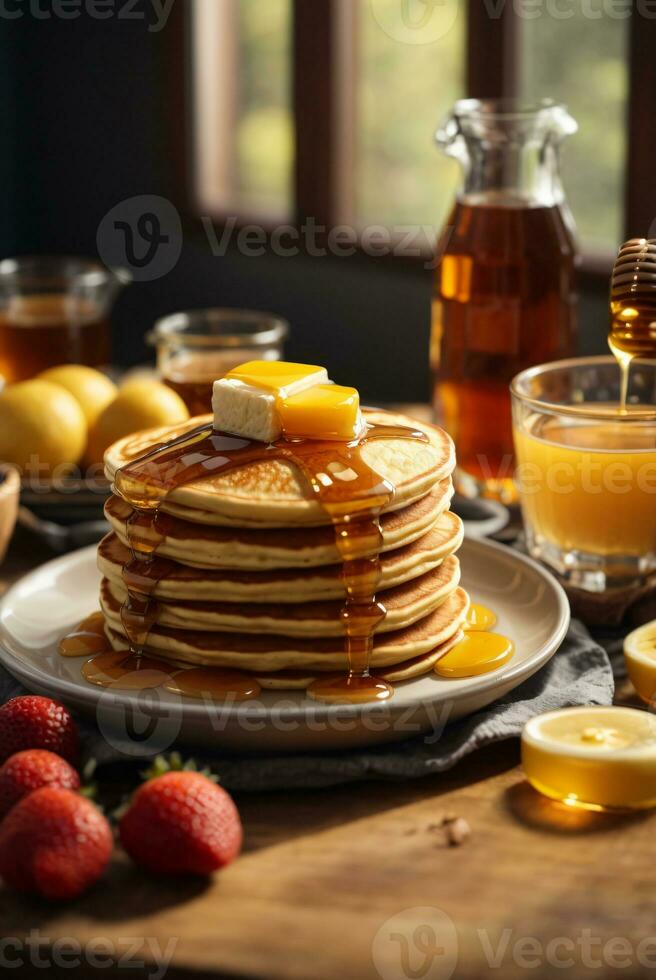 Frühstück Pfannkuchen auf Teller mit Honig und Beeren foto