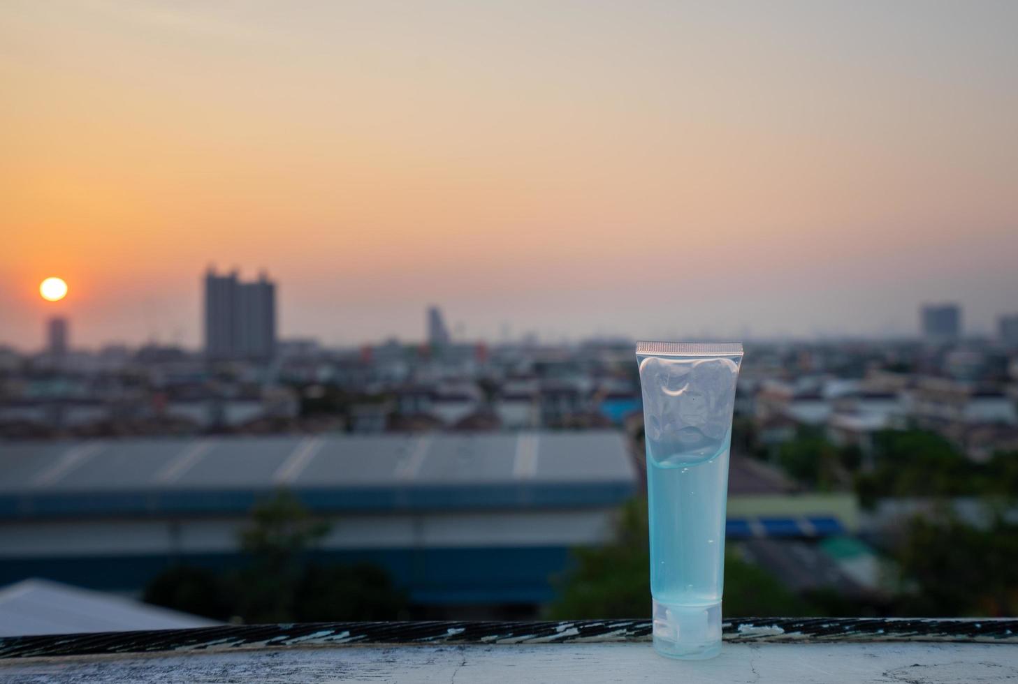 Alkoholgel zum Schutz vor Coronaviren mit Stadthintergrund foto