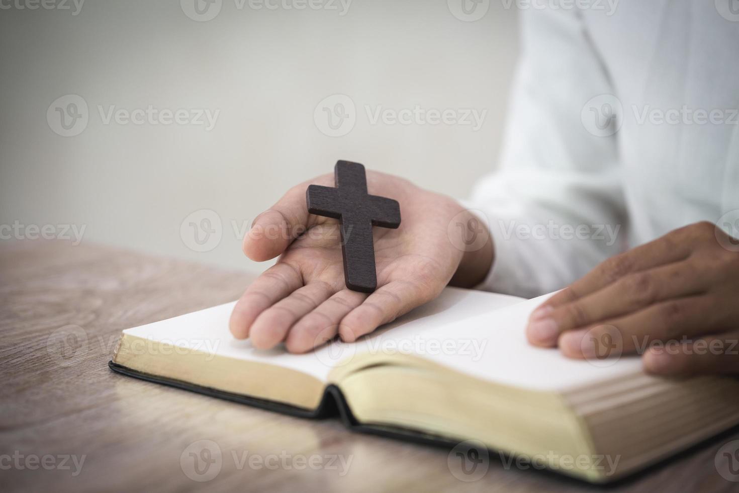 Frau mit Kreuz in den Händen, die morgens um Segen von Gott, Spiritualität und Religion betet foto