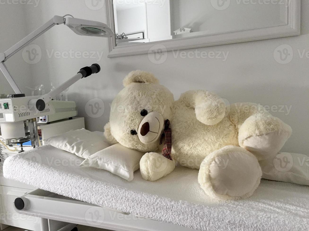 wir kümmern uns um den Teddybären auf dem OP-Tisch foto