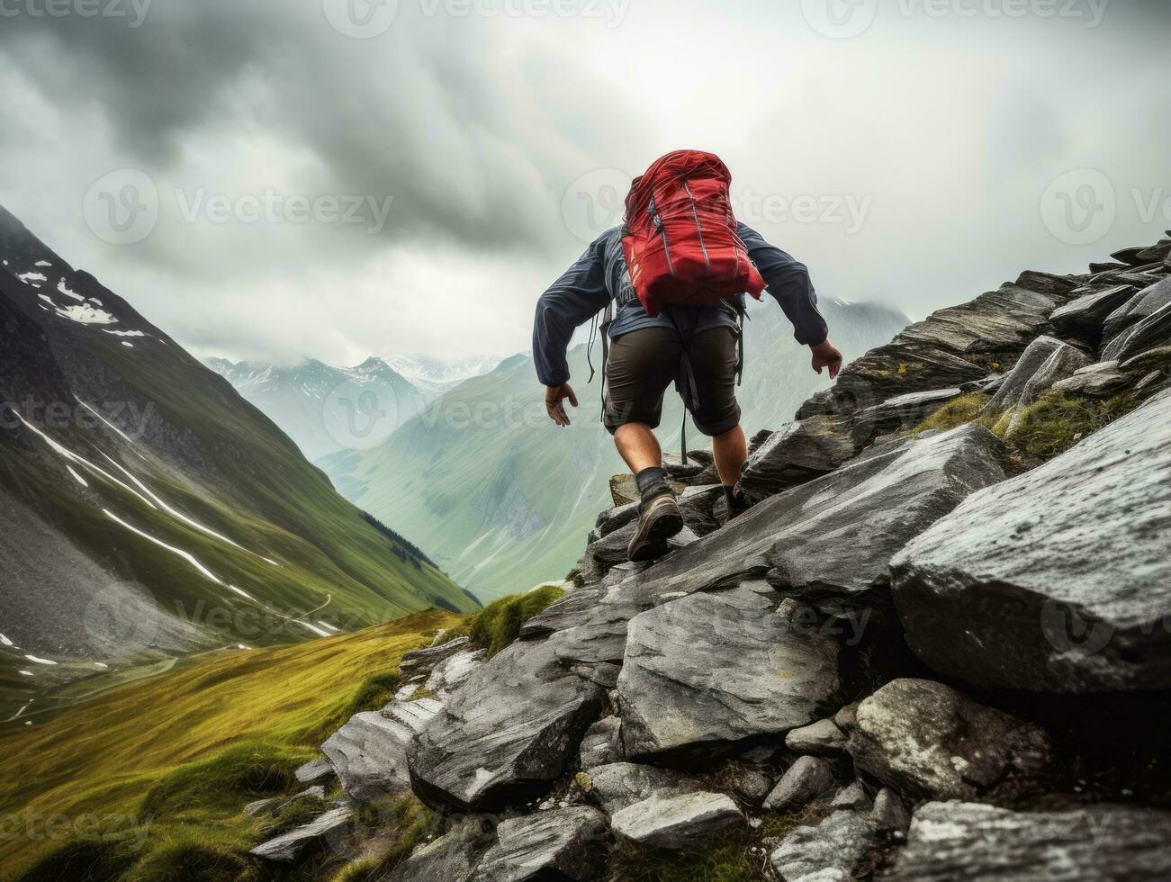 entschlossen Mann klettert ein steil Berg Weg ai generativ foto