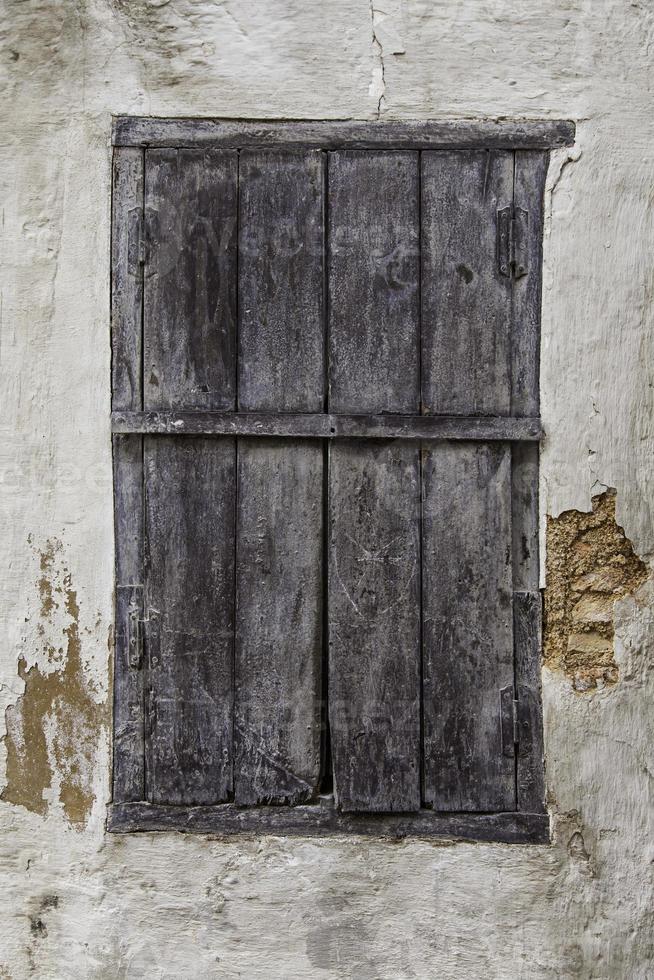 alte Holztür mit Schloss foto