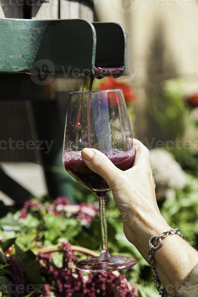 ein Glas mit Wein füllen foto