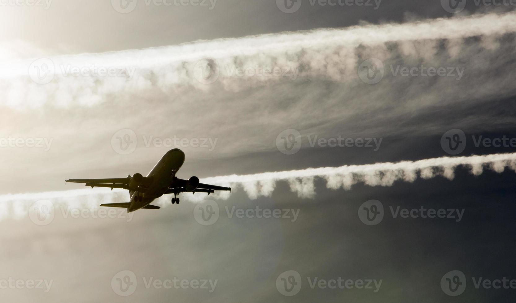 Blick auf ein kommerzielles Flugzeug, das in Madrid Barajas, Spanien landet foto