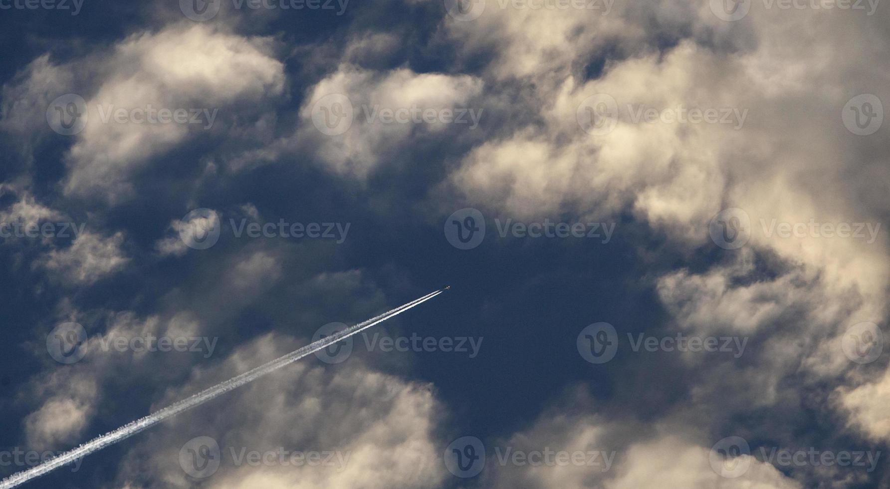 Flugzeug fliegt in den bewölkten Himmel von Madrid foto