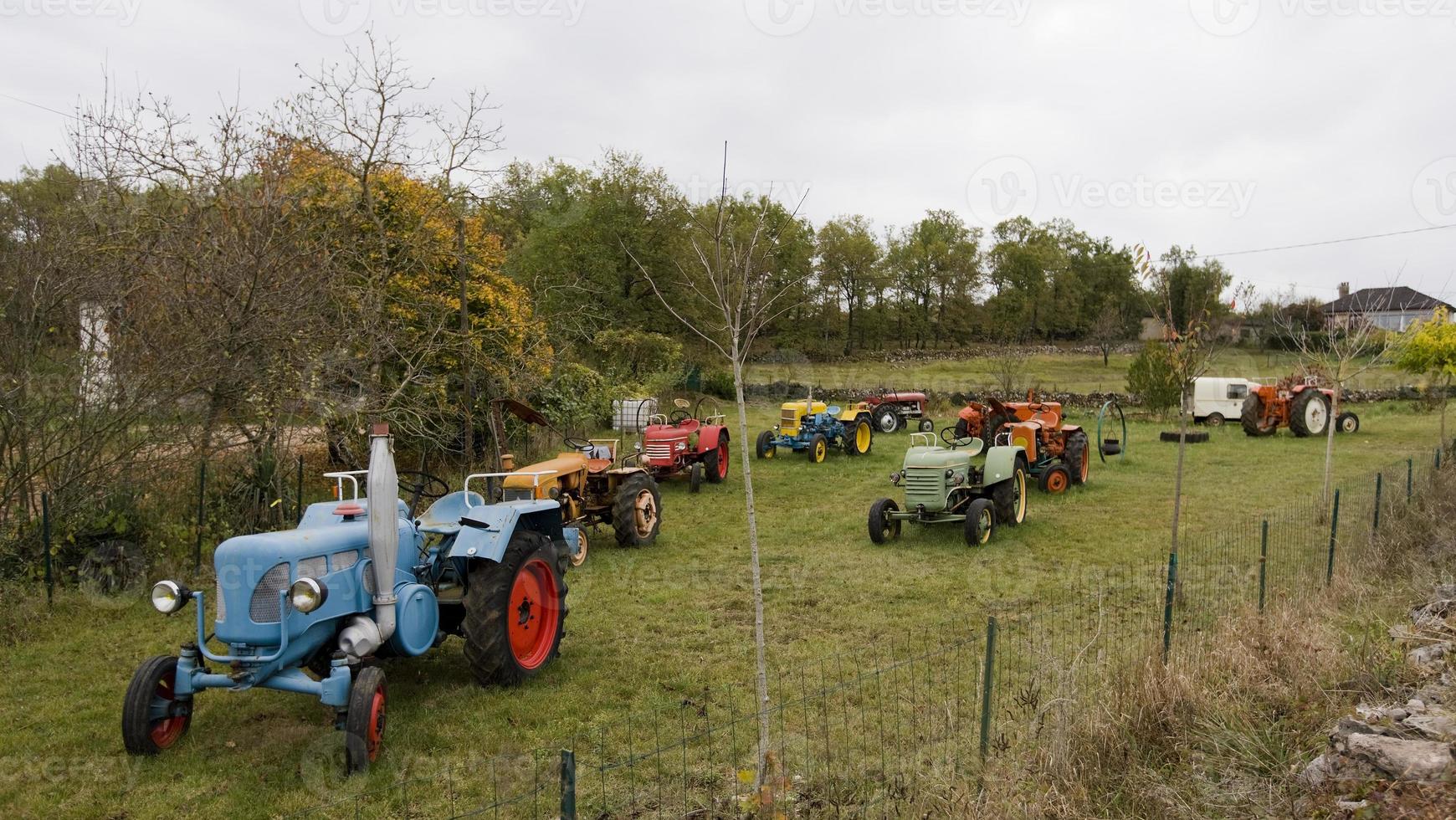 alte Traktoren in der französischen Landschaft foto