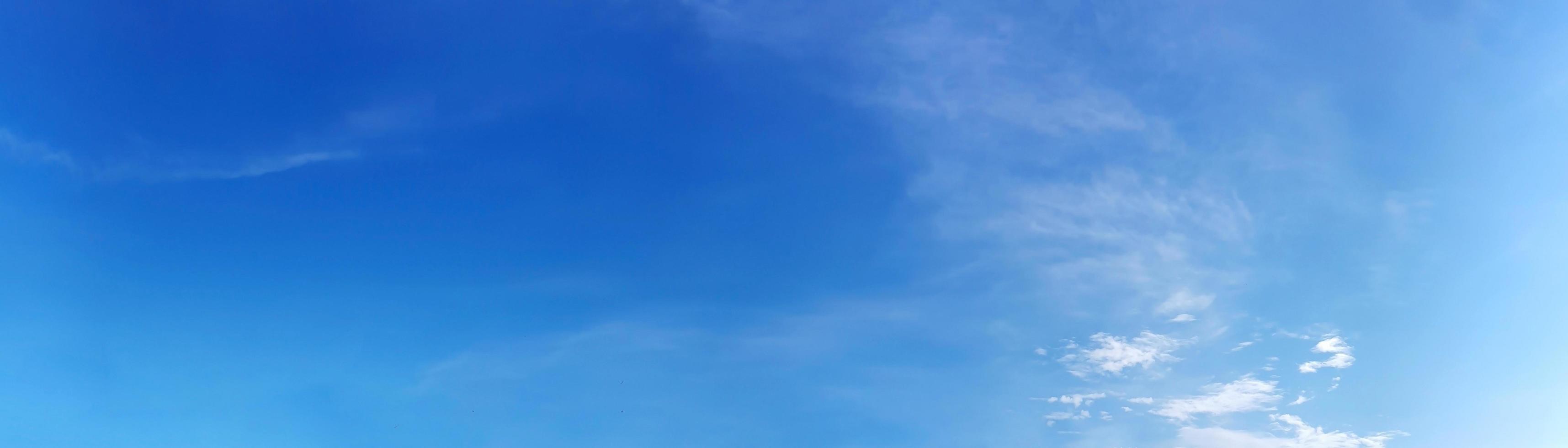 Panoramahimmel mit Wolke an einem sonnigen Tag foto