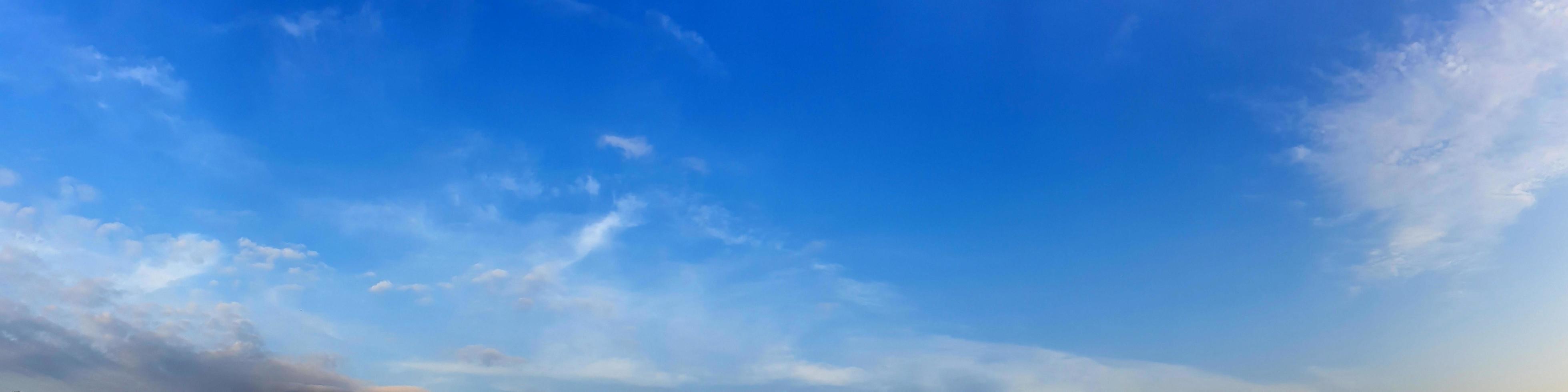 Panoramahimmel mit Wolke an einem sonnigen Tag foto