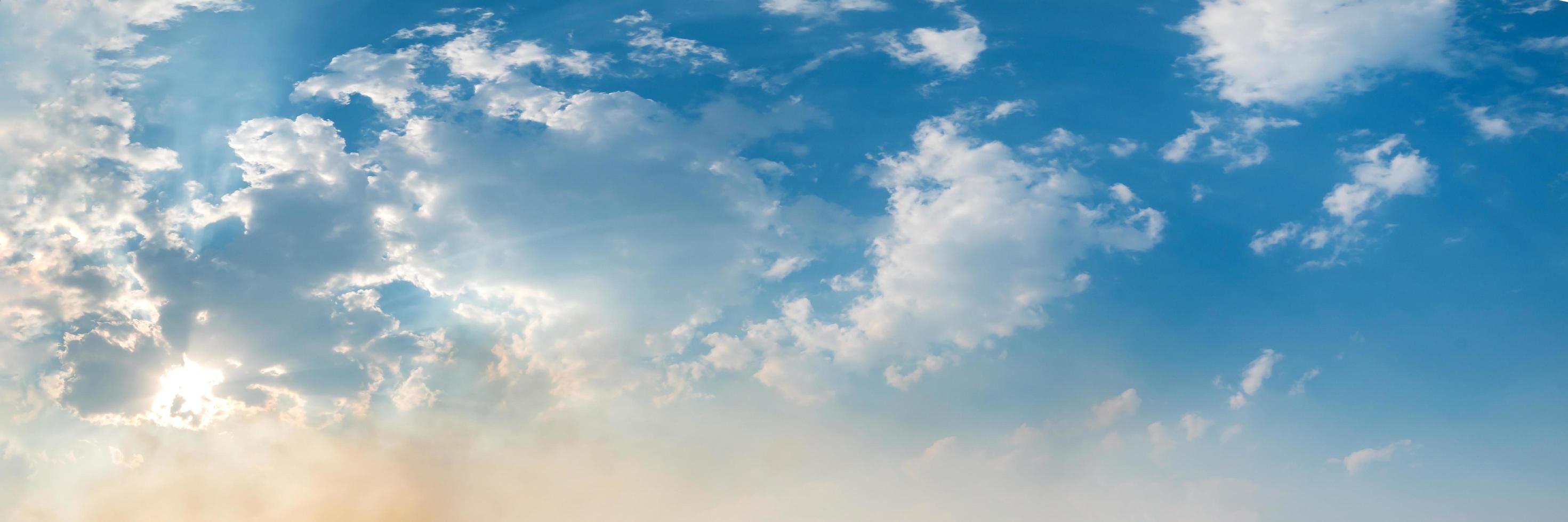 Wunderschönes Panorama mit Sonnenaufgang und Sonnenuntergang mit Silberstreifen und Wolken am Morgen und am Abend foto