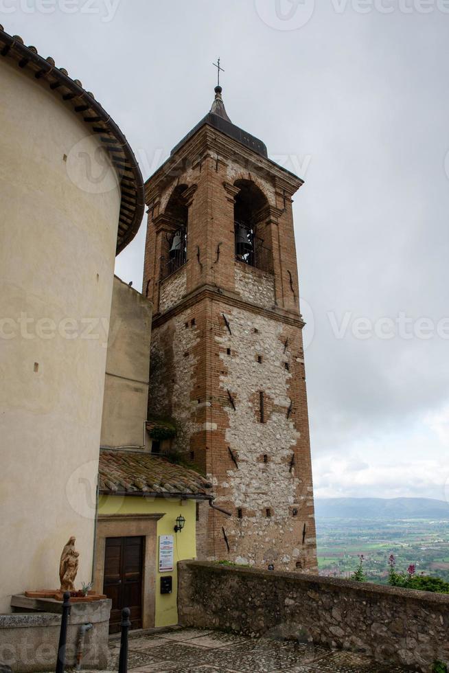 gebäude in cesi, in der provinz terni, italien, 2020 foto