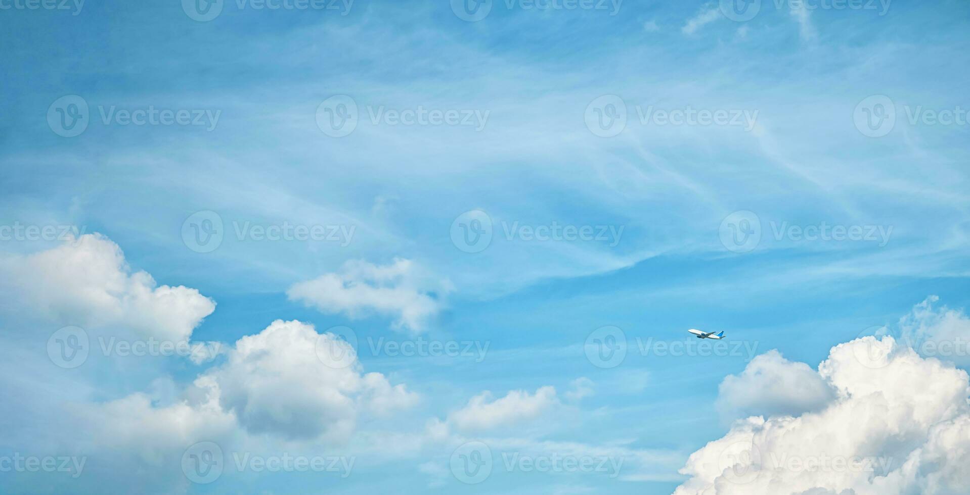 ein Weiß Flugzeug im das Himmel mit schön Weiß Wolken. reisen, Flug, Freiheit foto